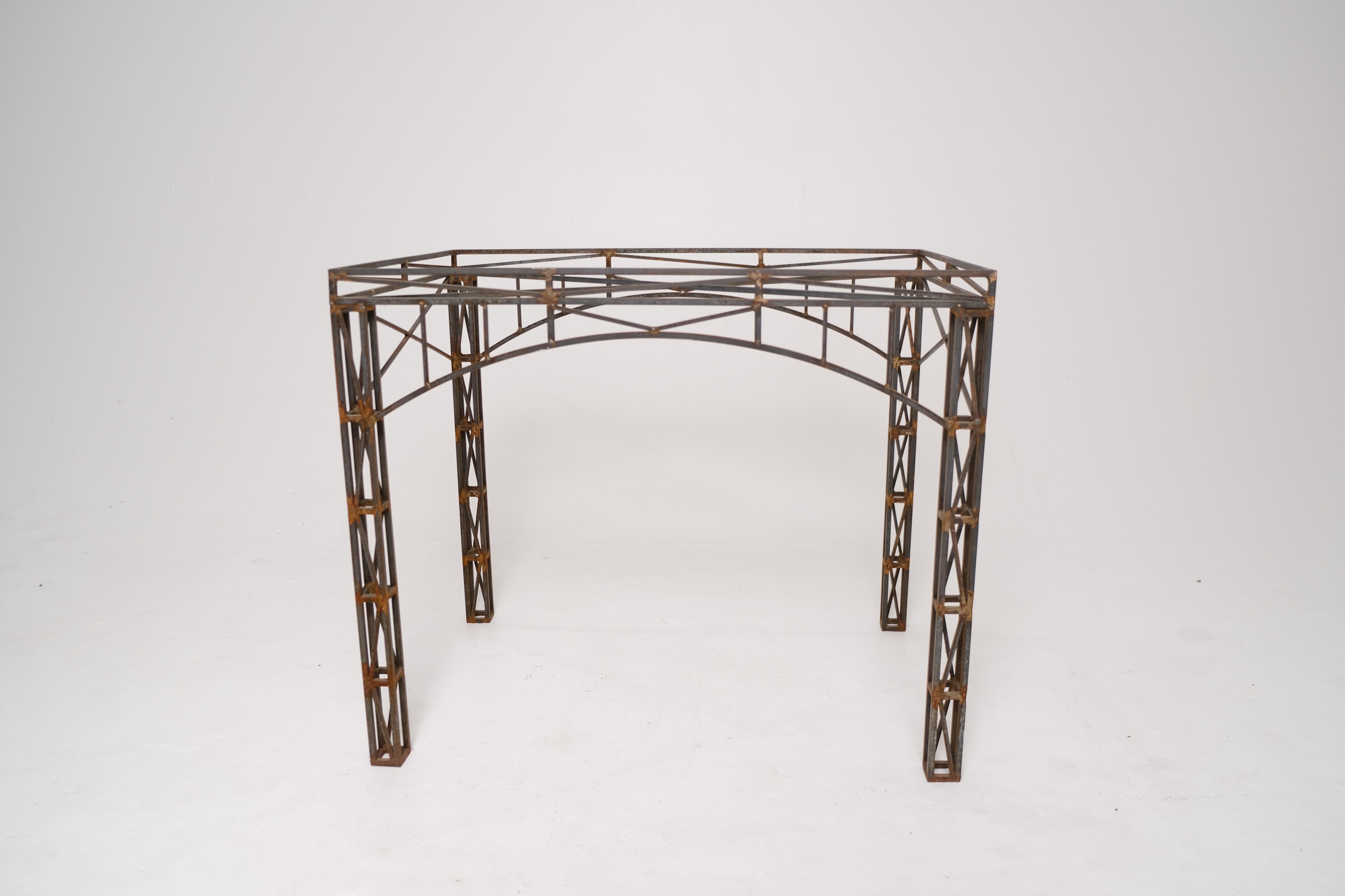 Base de table architecturale en fer forgé avec détails de fermes, milieu du 20e siècle en vente 13
