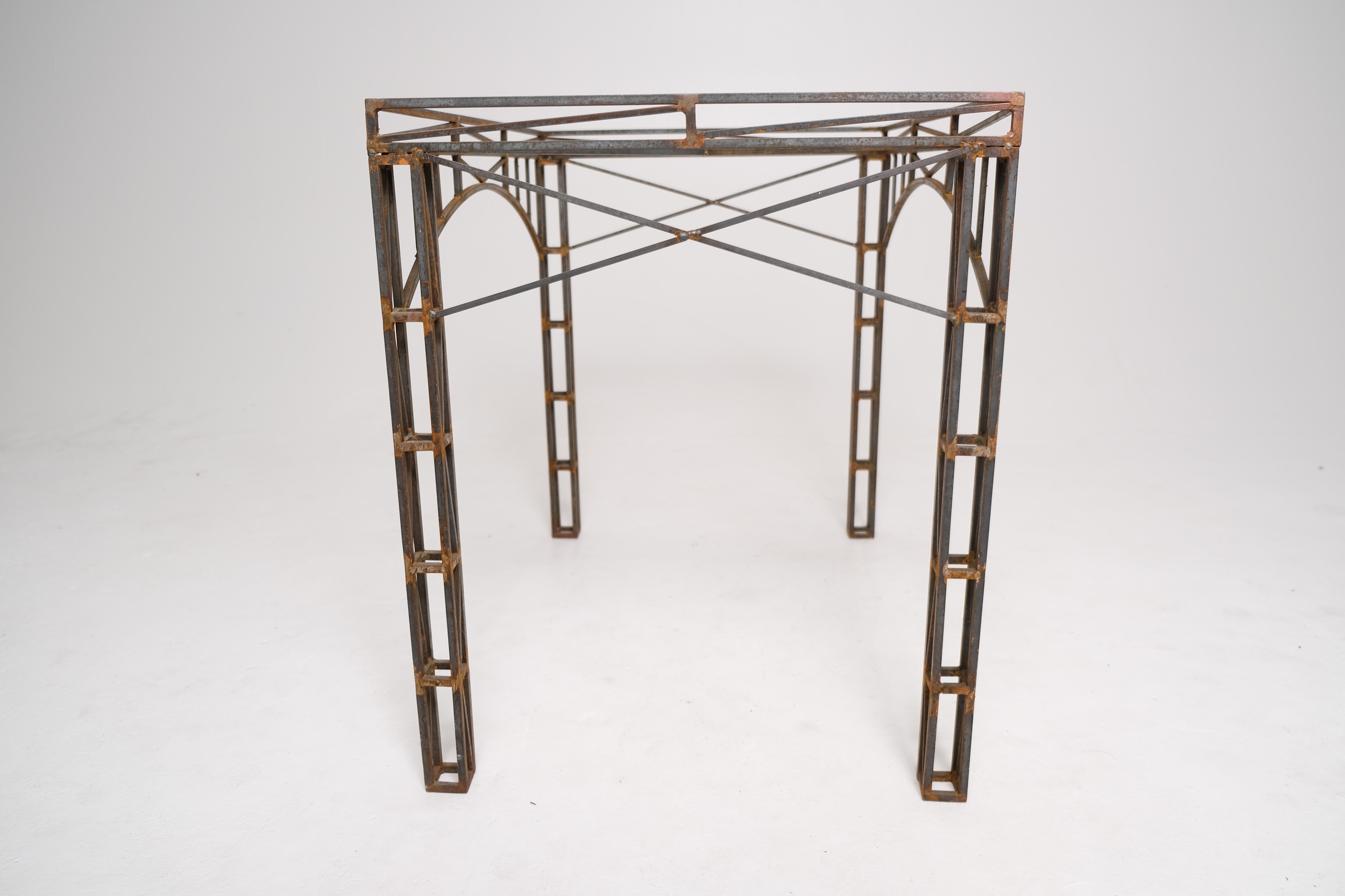 Brutalisme Base de table architecturale en fer forgé avec détails de fermes, milieu du 20e siècle en vente