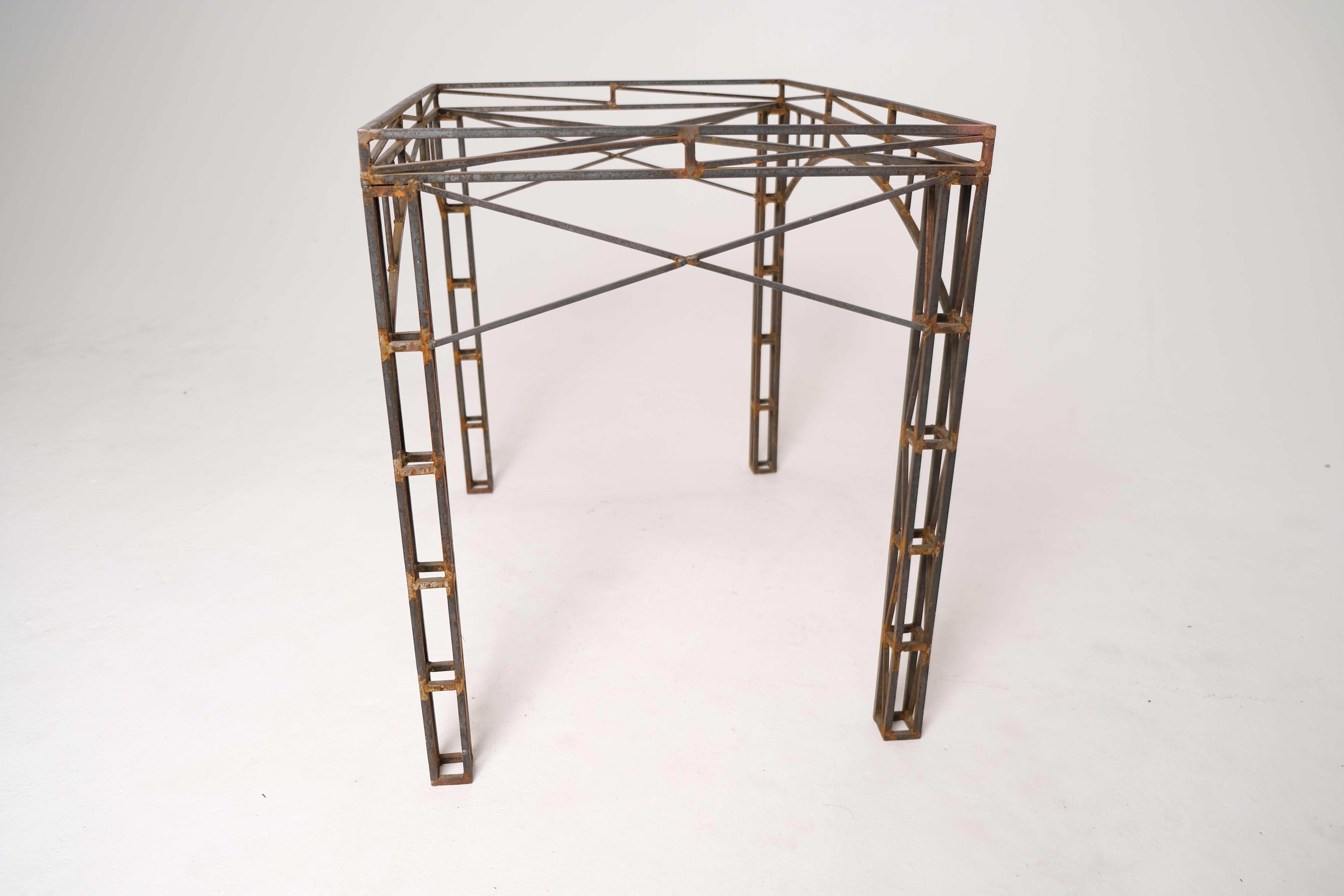 Soudé Base de table architecturale en fer forgé avec détails de fermes, milieu du 20e siècle en vente