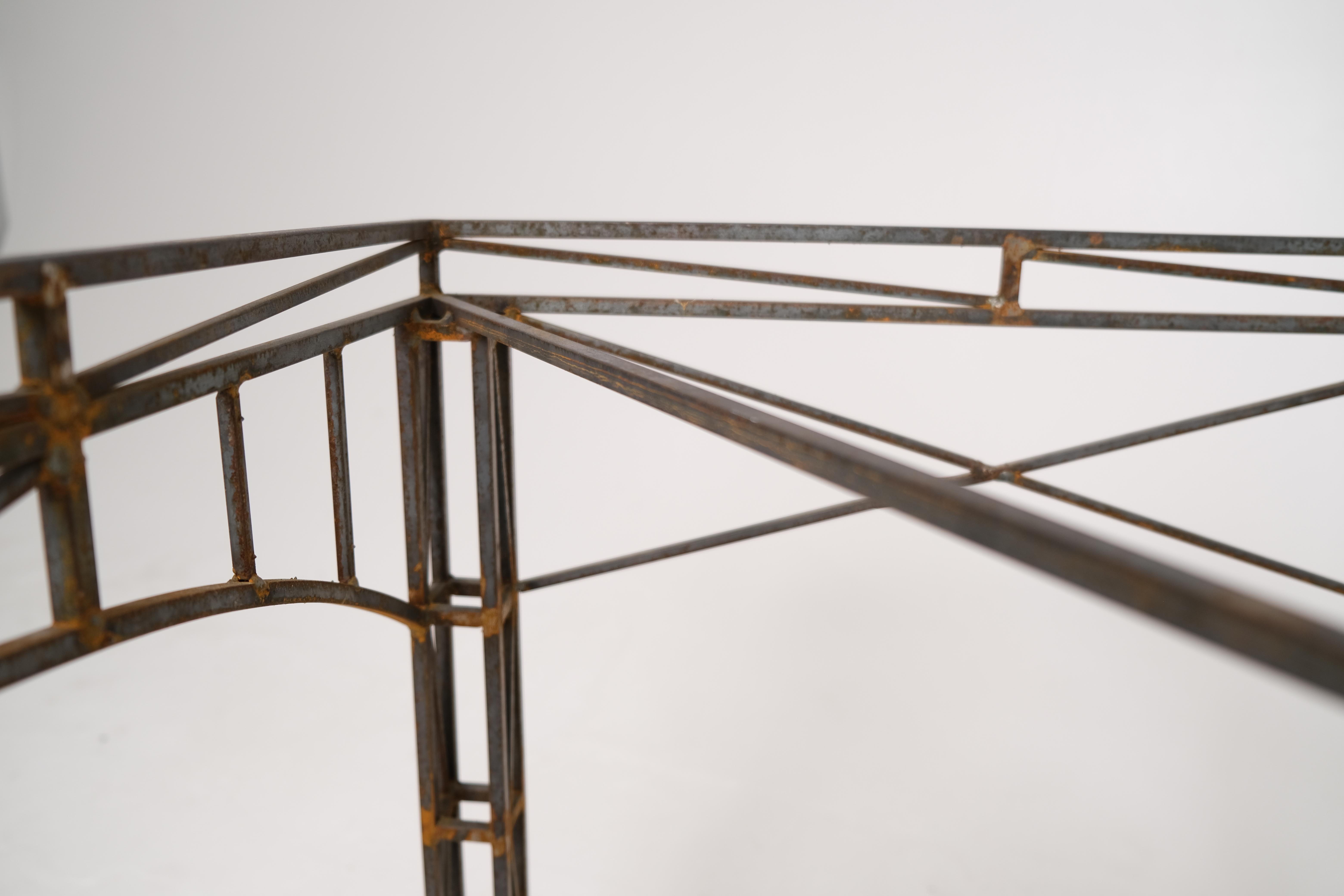 Base de table architecturale en fer forgé avec détails de fermes, milieu du 20e siècle Bon état - En vente à Los Angeles, CA