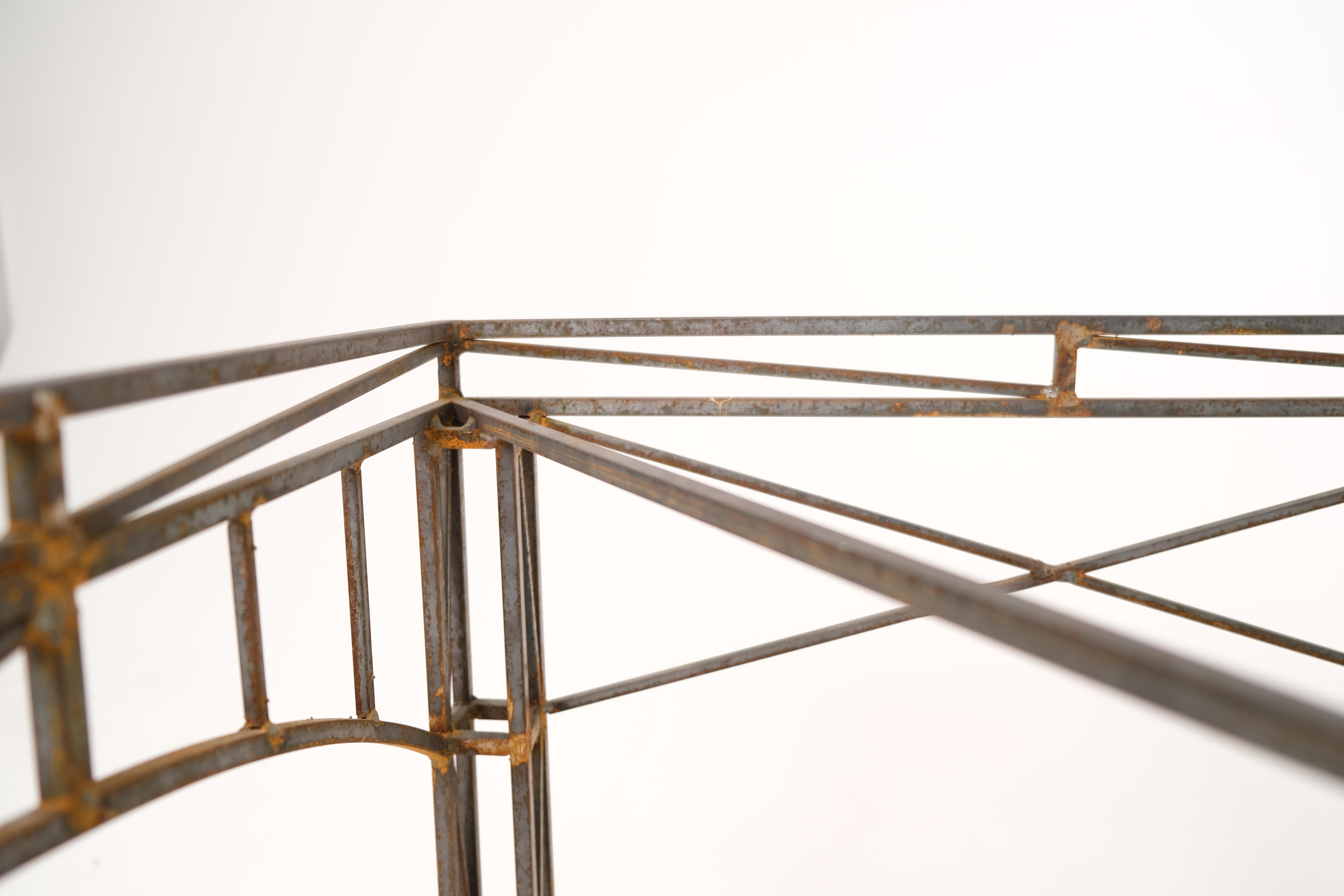 20ième siècle Base de table architecturale en fer forgé avec détails de fermes, milieu du 20e siècle en vente