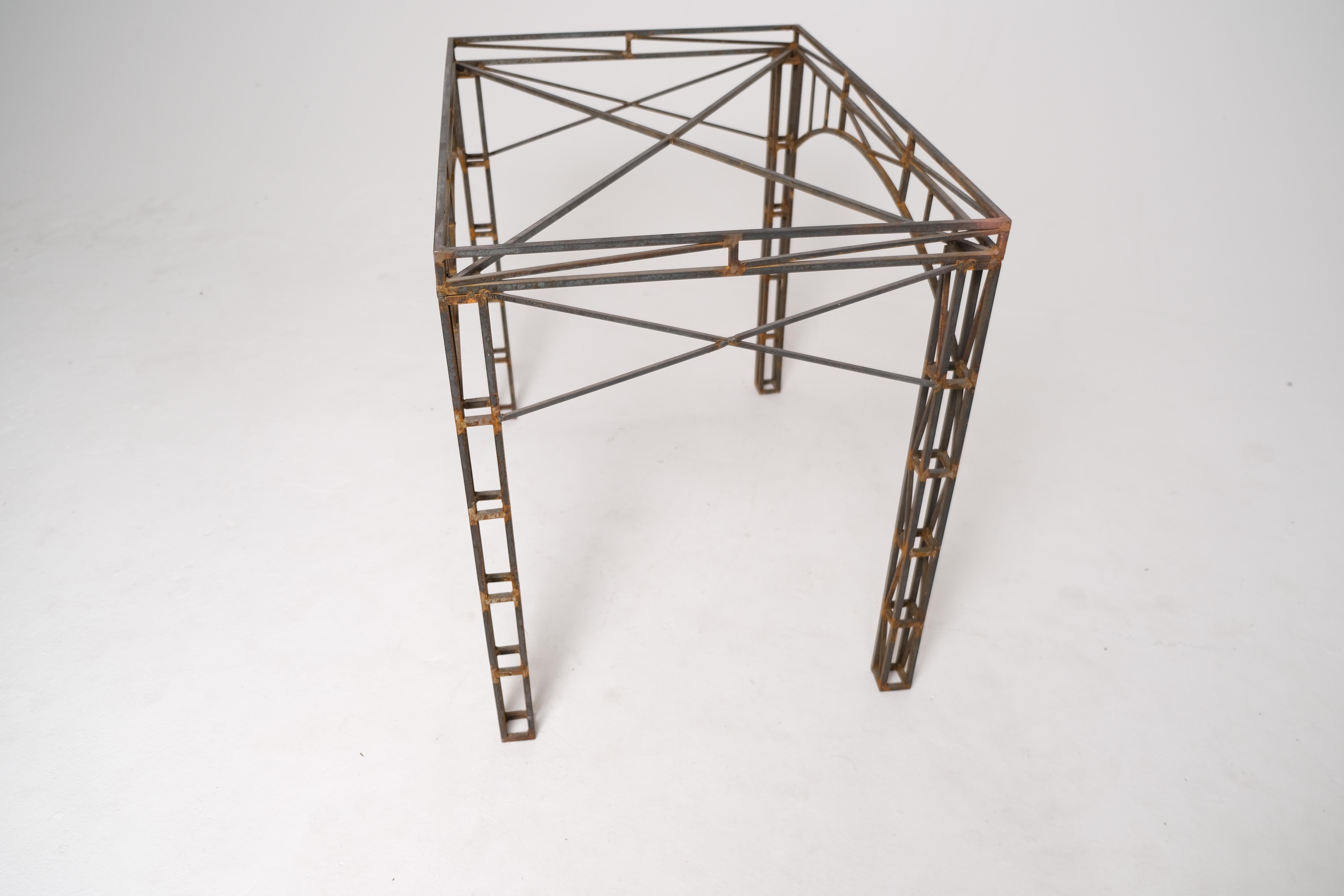 Fer forgé Base de table architecturale en fer forgé avec détails de fermes, milieu du 20e siècle en vente
