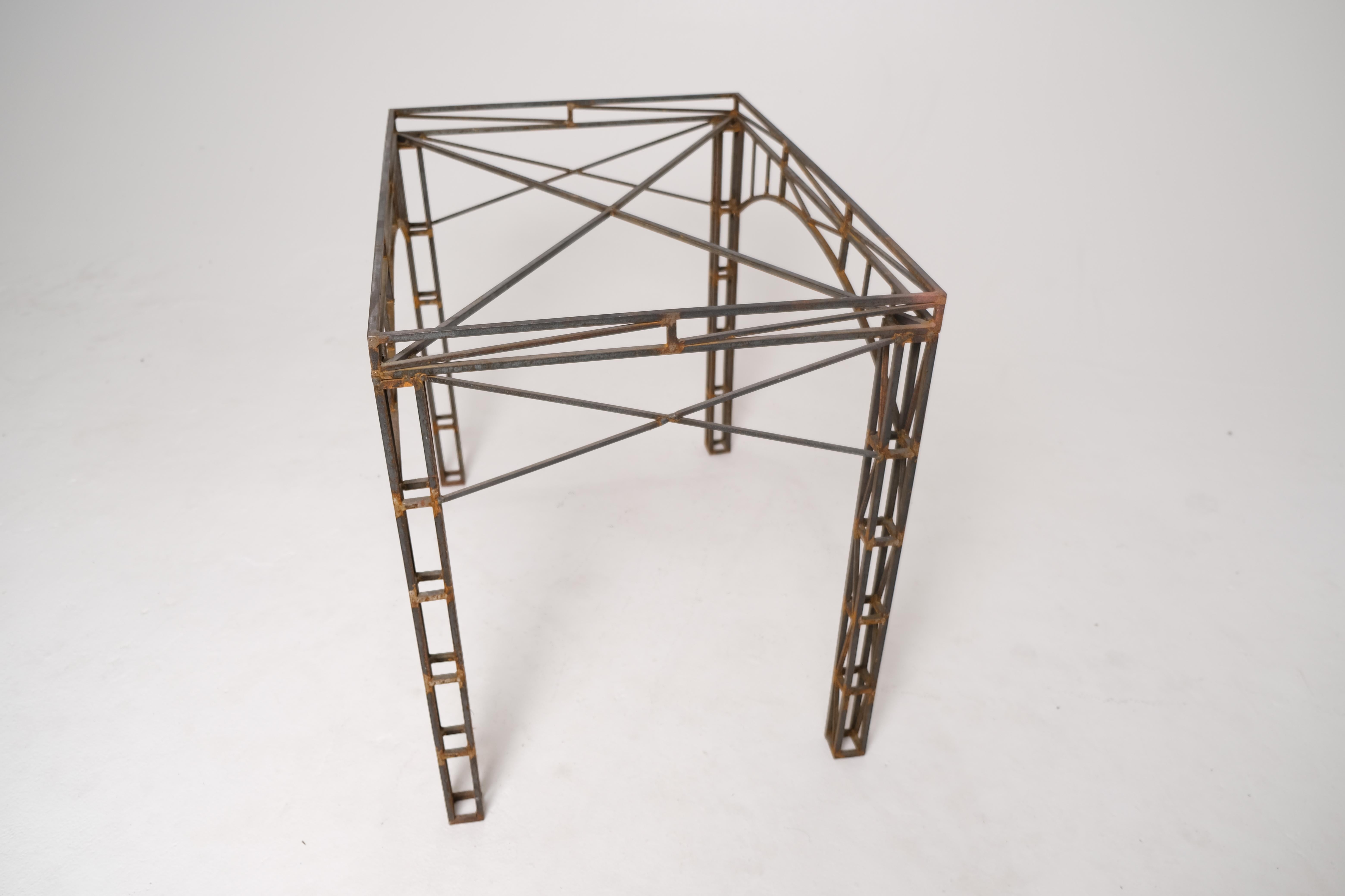 Base de table architecturale en fer forgé avec détails de fermes, milieu du 20e siècle en vente 1