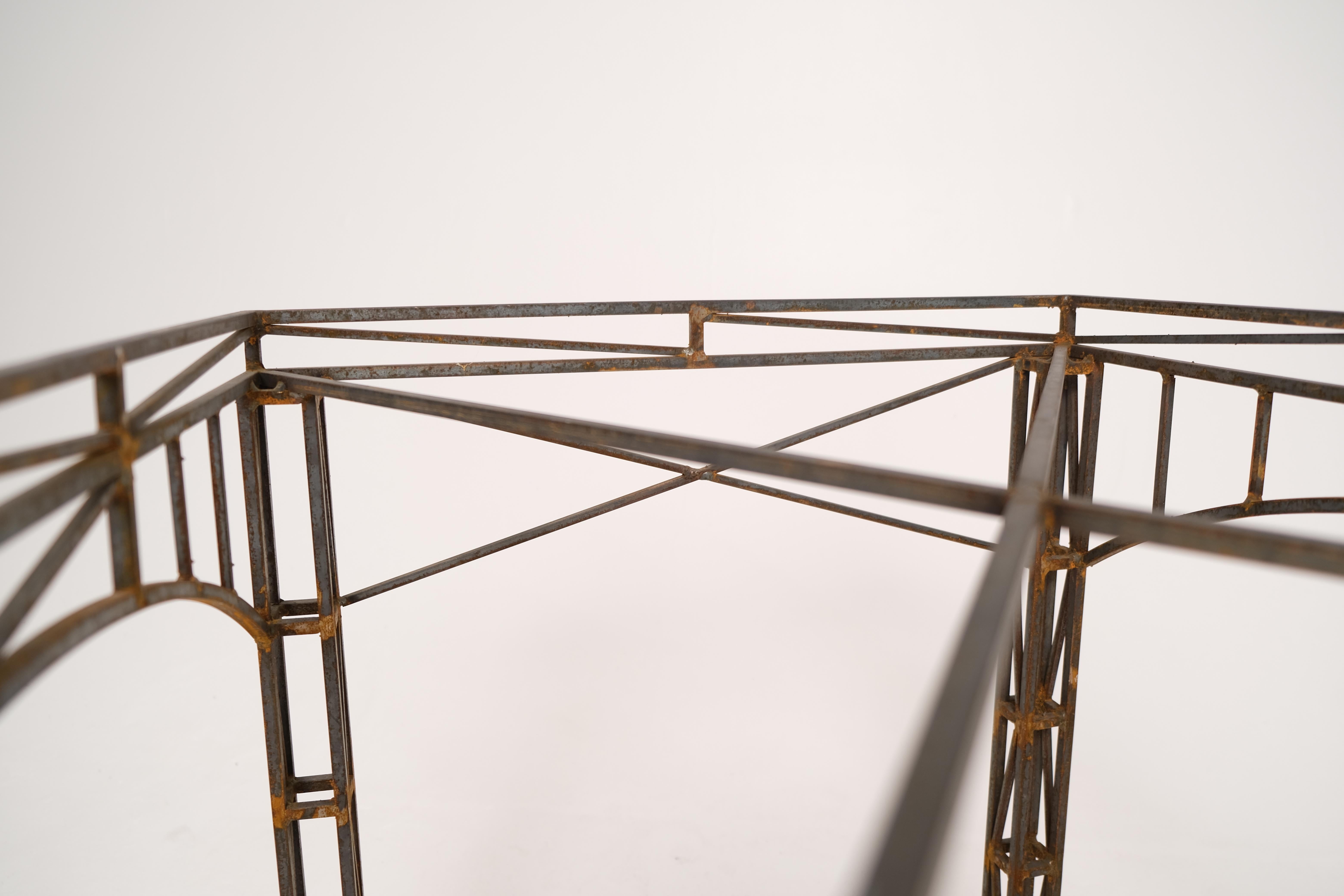 Base de table architecturale en fer forgé avec détails de fermes, milieu du 20e siècle en vente 2