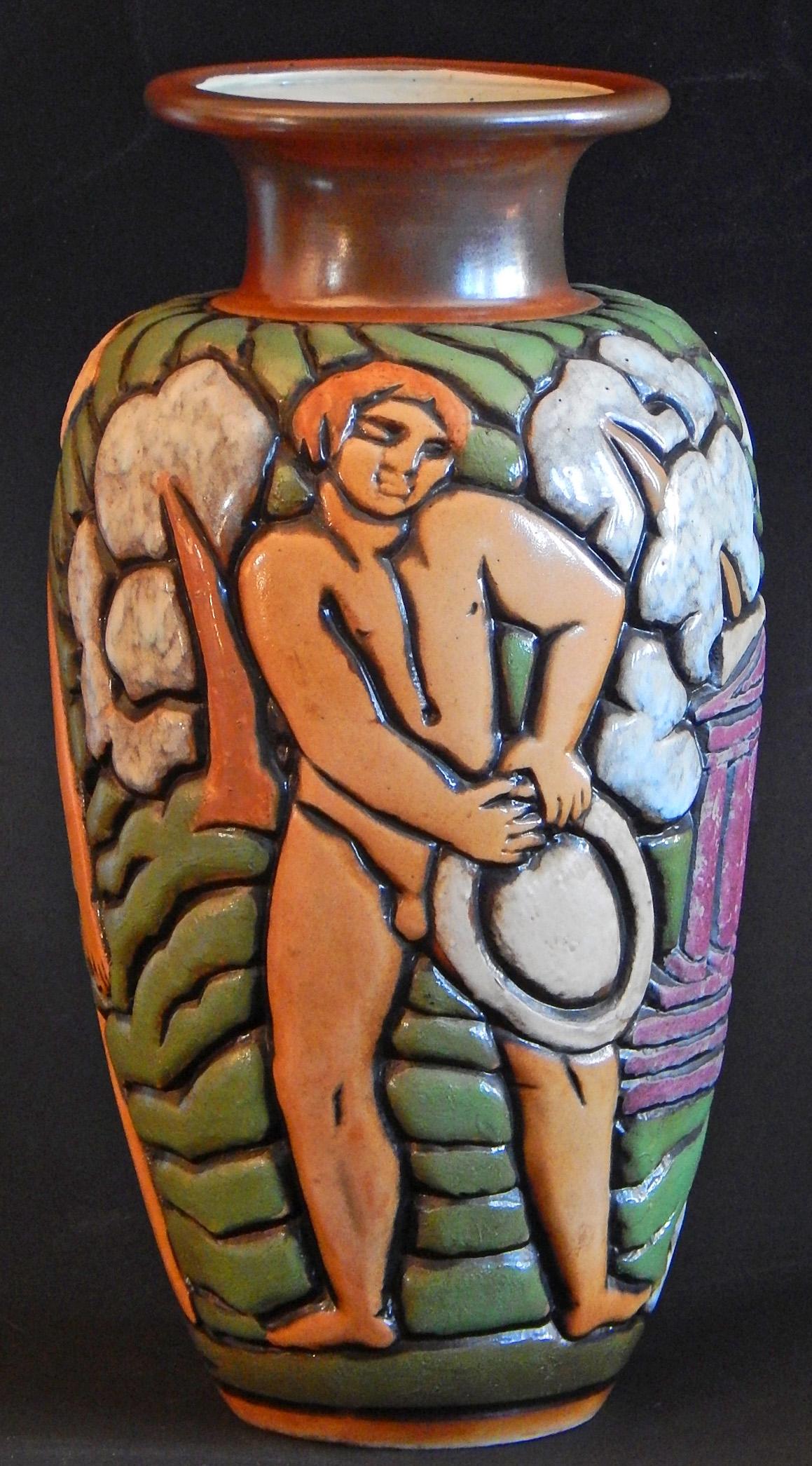 Un grand et saisissant vase Art déco sculpté par Gaston Goor pour la poterie de Mougin en France, cette pièce colorée avec brio illustre la production d'éléments en terre cuite pour la façade d'un bâtiment. Dans les règles de l'art, un bâtiment