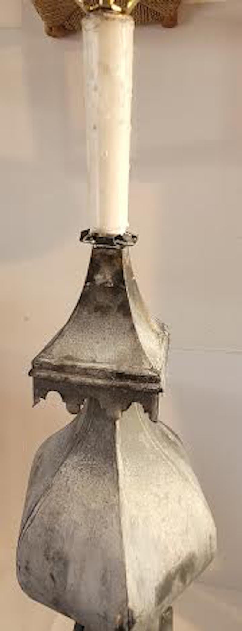 Lampe mit architektonischem Element und geblümtem Stachelschirm (Volkskunst) im Angebot