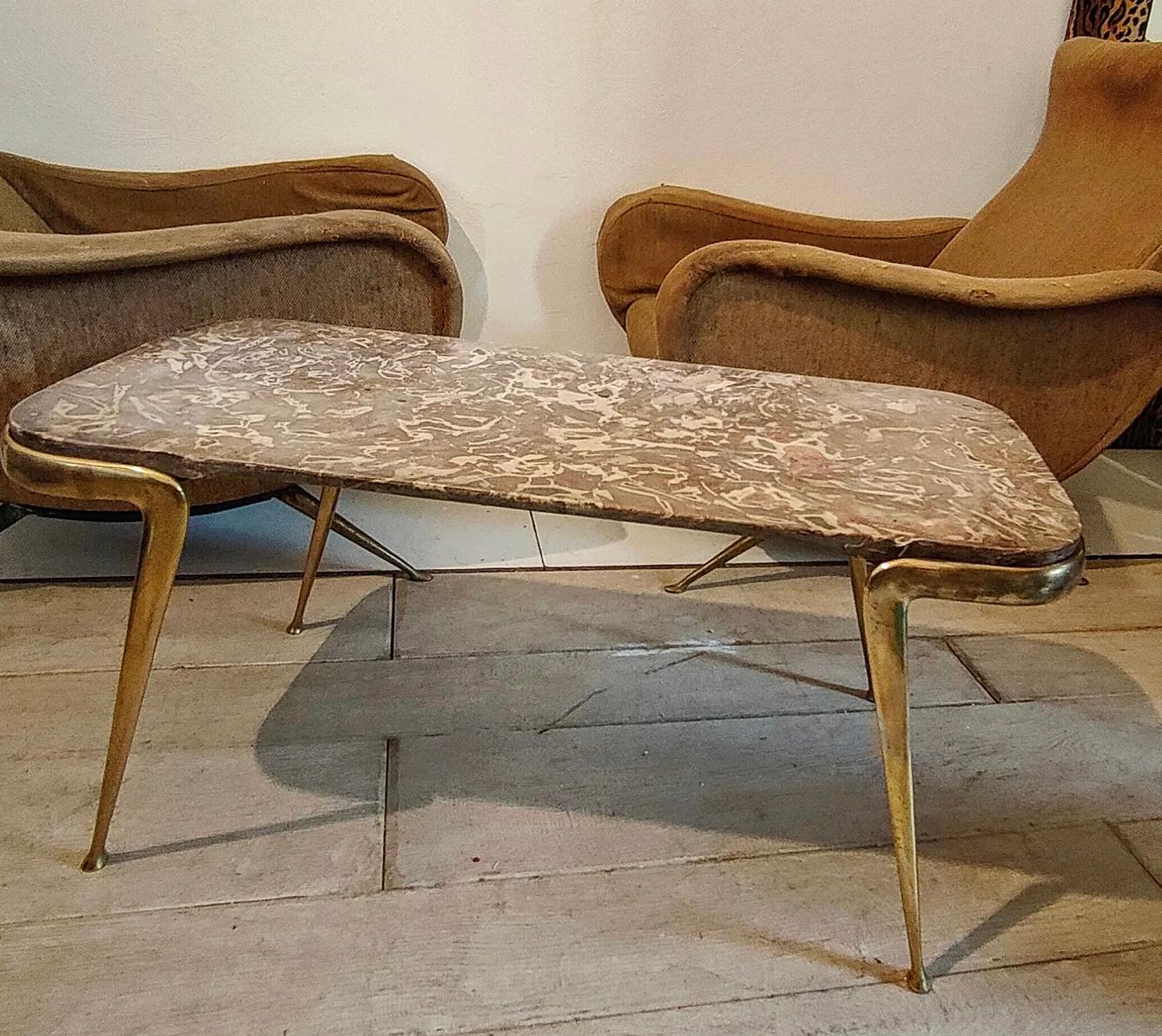 Disegnato dal Architetto Cesare LACCA, negli anni 50, questo tavolino da centro ha una elegante linea e materiali di ottima qualità con struttura in fusione d’ottone e piano di marmo. L’intervento che è stato fatto e solo di lucidare la struttura.