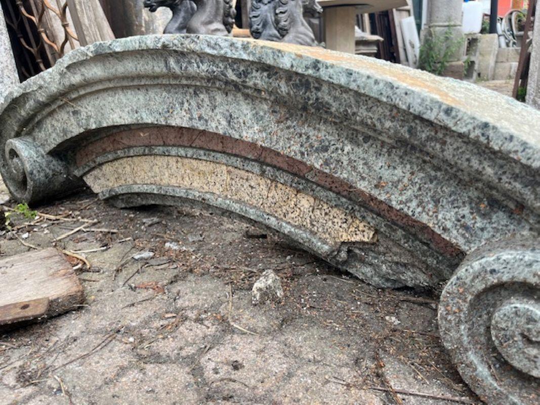 italien Architrave scolpito a centina, in marmi policromi, intarsiati, italia en vente