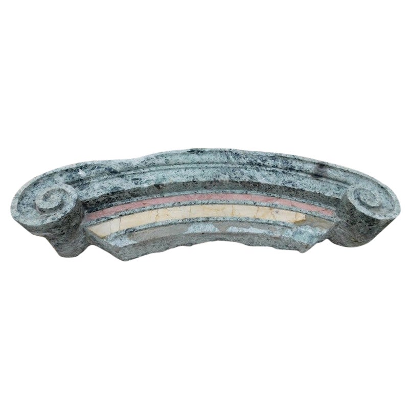 Architrave scolpito a centina, in marmi policromi, intarsiati, italia en vente