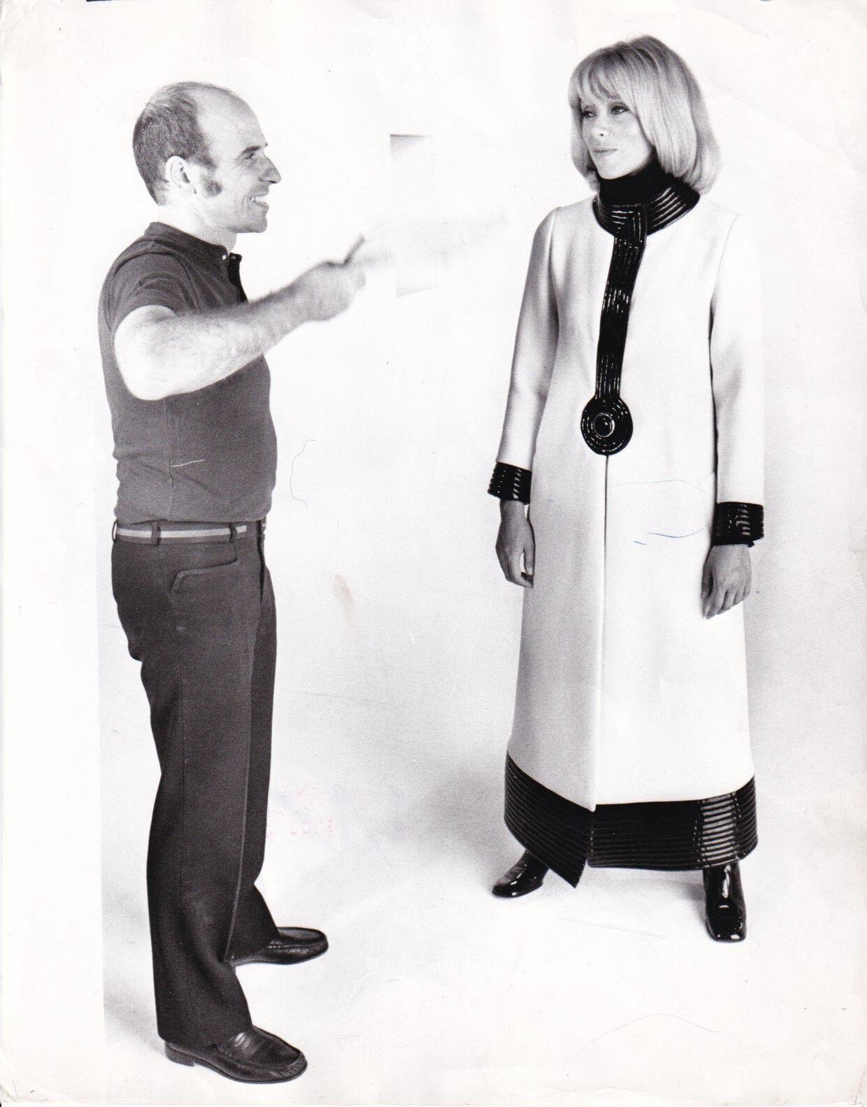Manteau Maxi d'archive de 1969 Pierre Cardin documenté en vinyle rouge et noir Space-Age Mod en vente 12