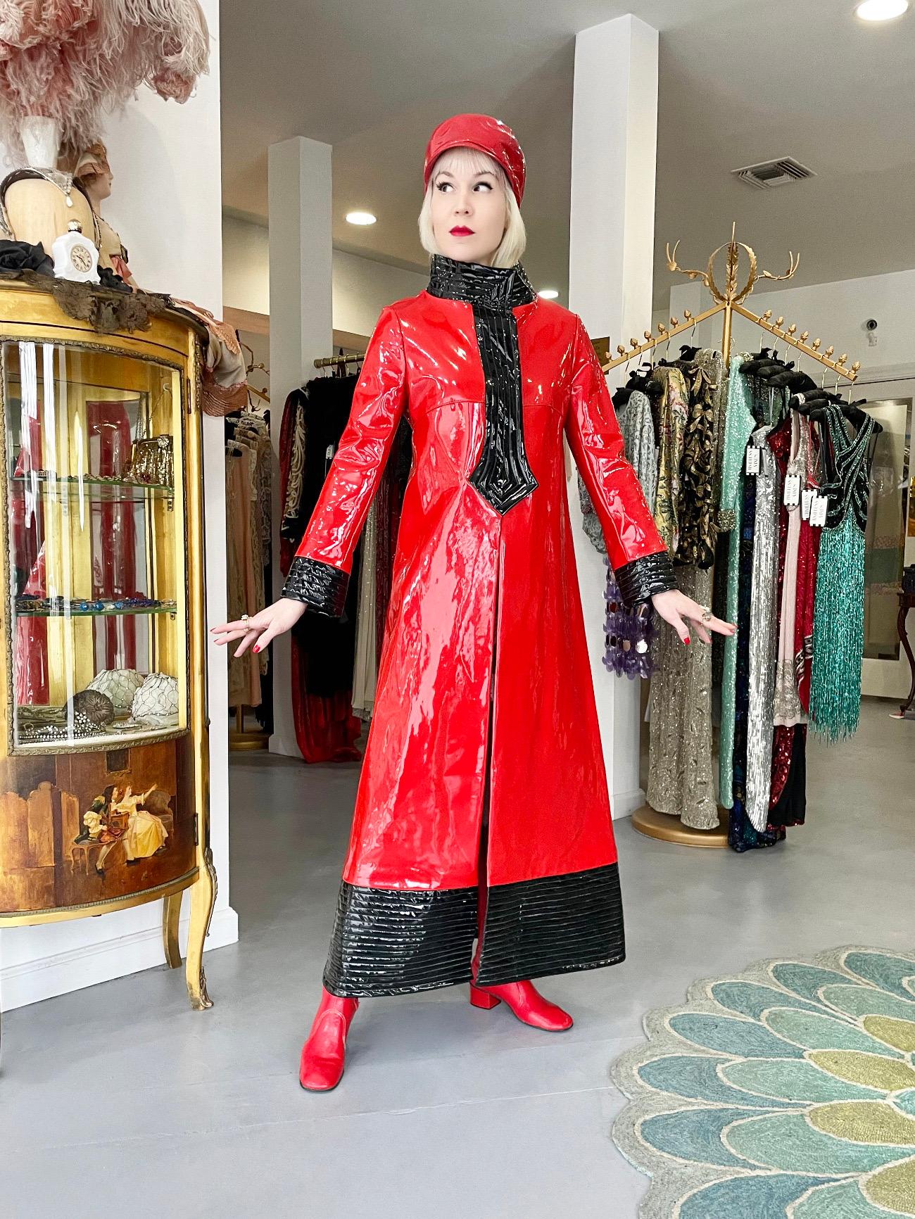 Manteau Maxi d'archive de 1969 Pierre Cardin documenté en vinyle rouge et noir Space-Age Mod Bon état - En vente à Beverly Hills, CA