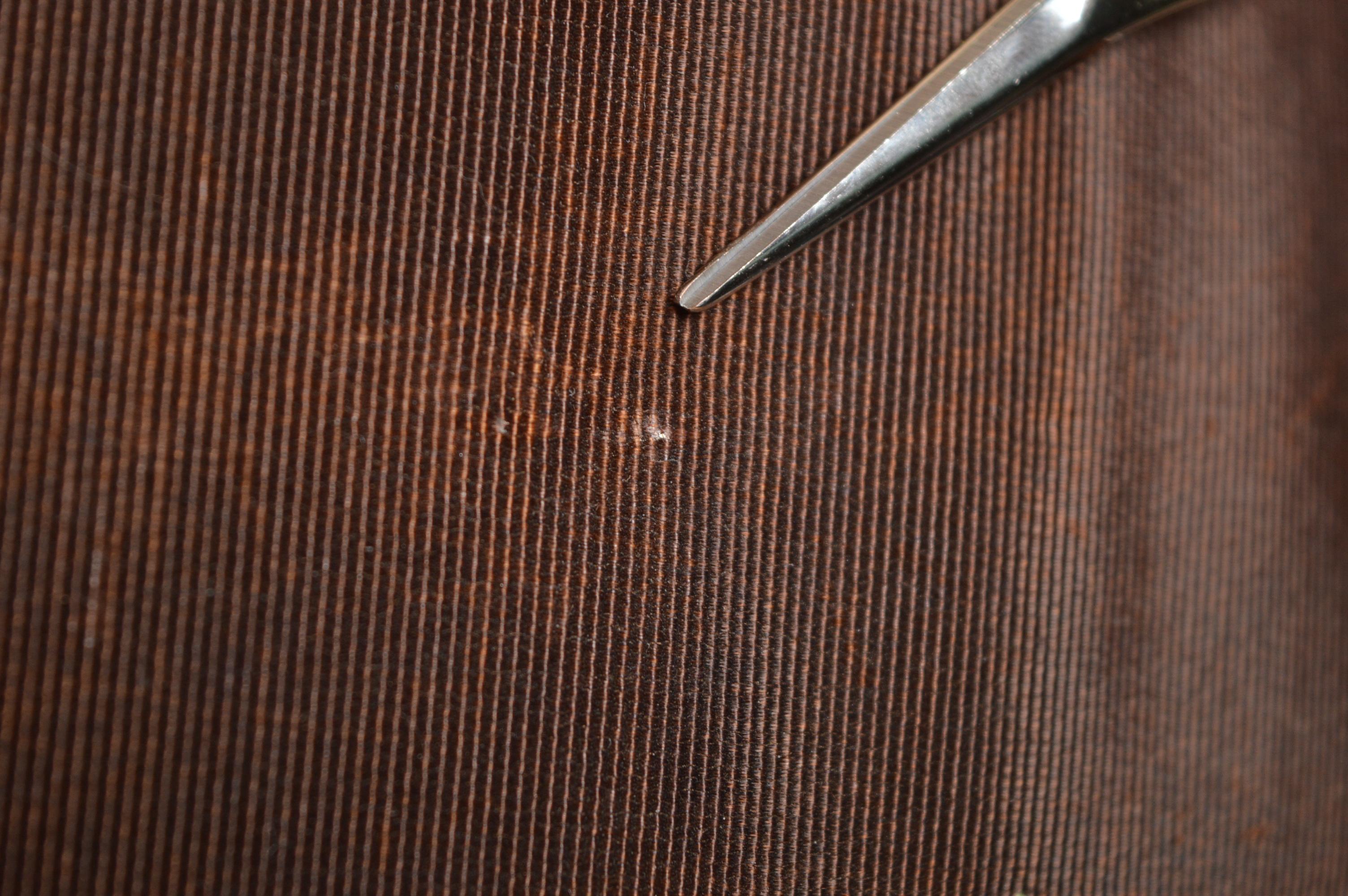 Cintura d'archivio degli anni '80 Moschino in jacquard marrone e charme d'oro in vendita 5