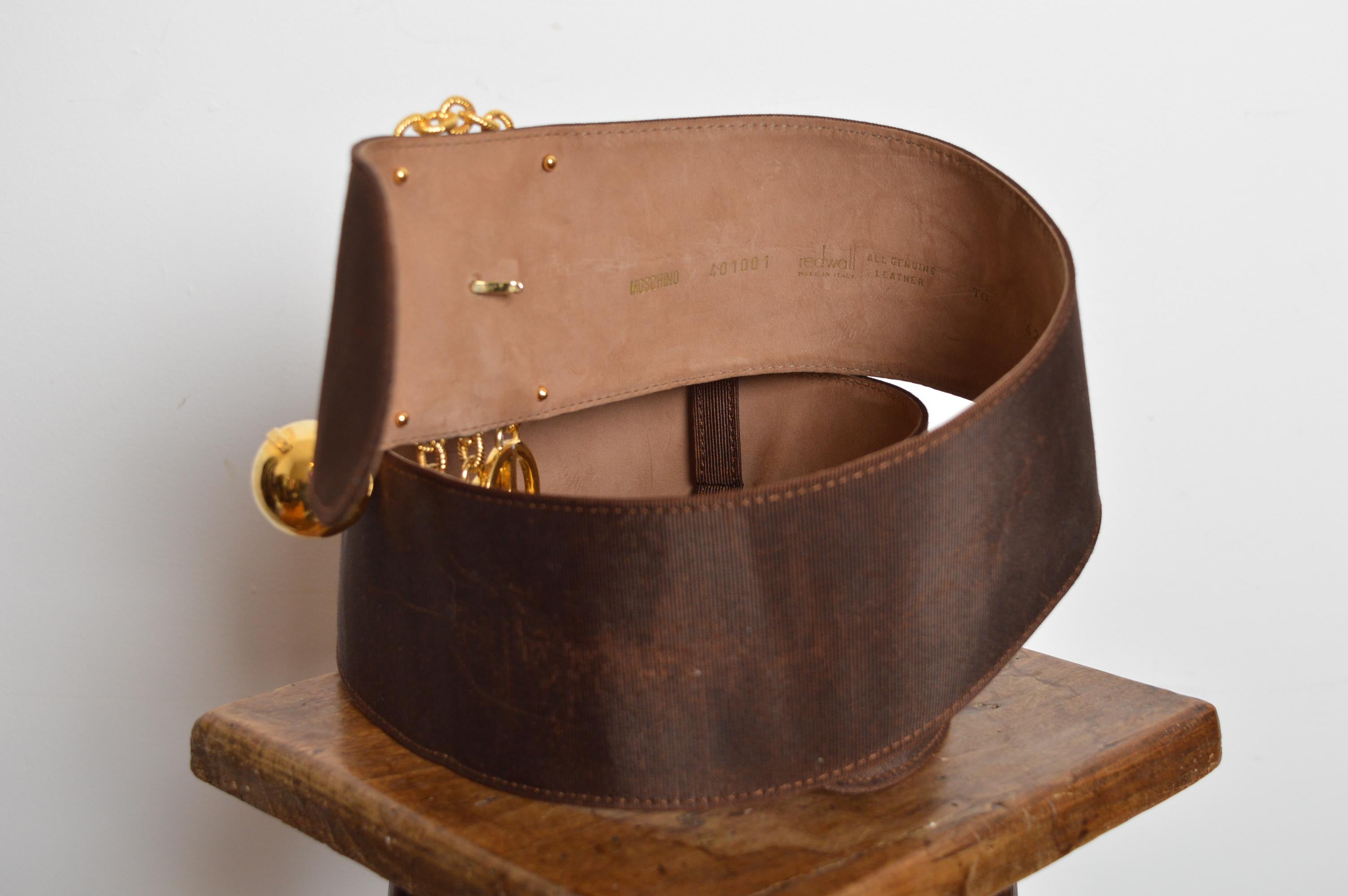 Cintura d'archivio degli anni '80 Moschino in jacquard marrone e charme d'oro in vendita 6