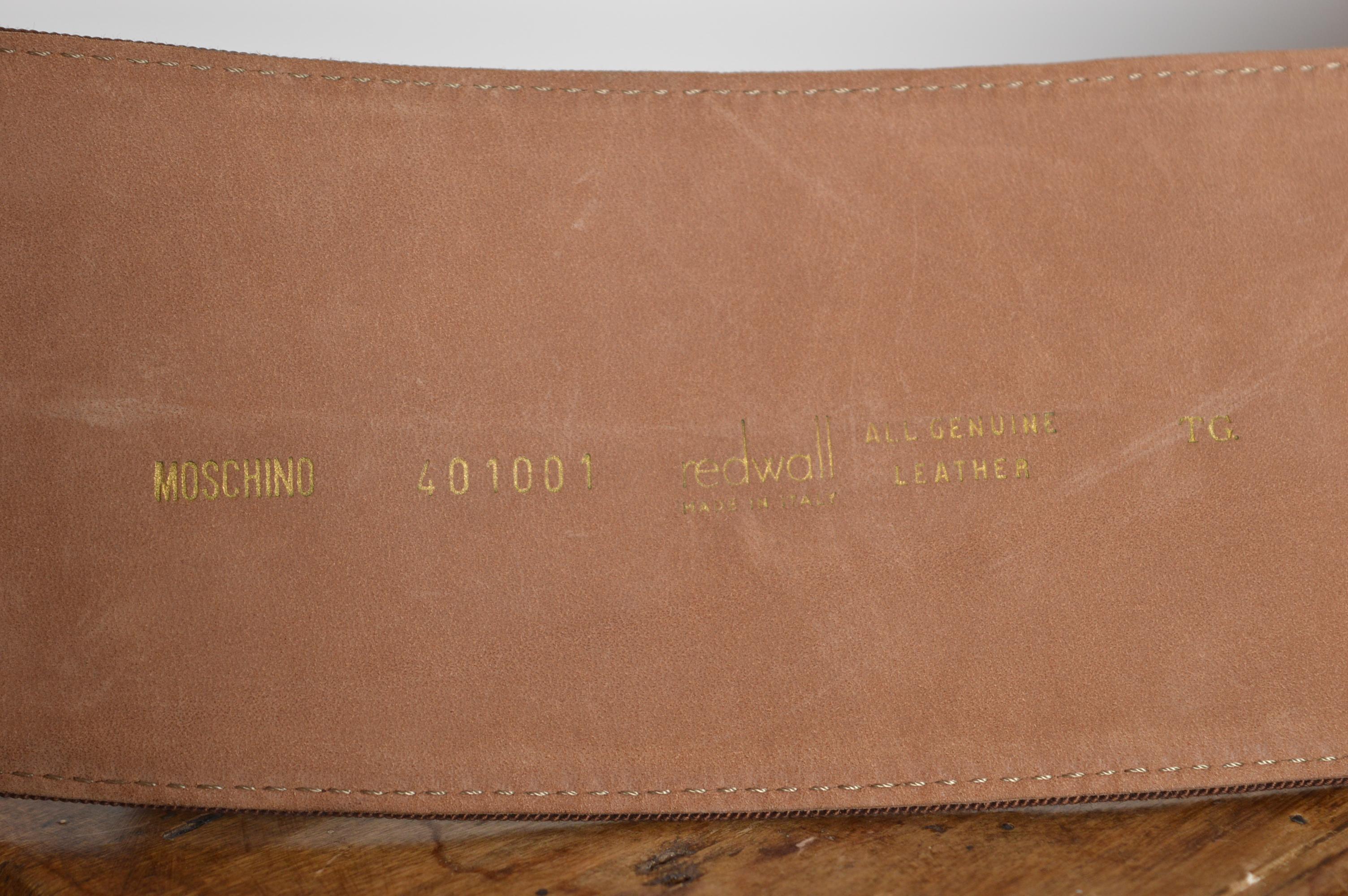 Cintura d'archivio degli anni '80 Moschino in jacquard marrone e charme d'oro in vendita 7