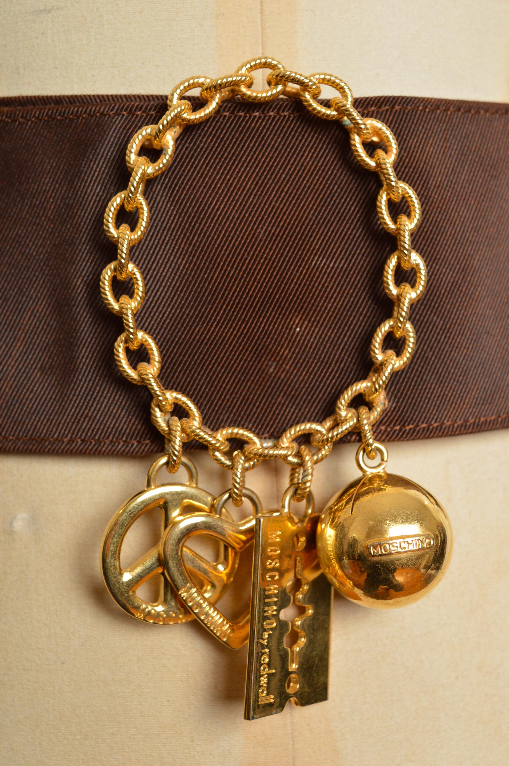 Beige Cintura d'archivio degli anni '80 Moschino in jacquard marrone e charme d'oro in vendita