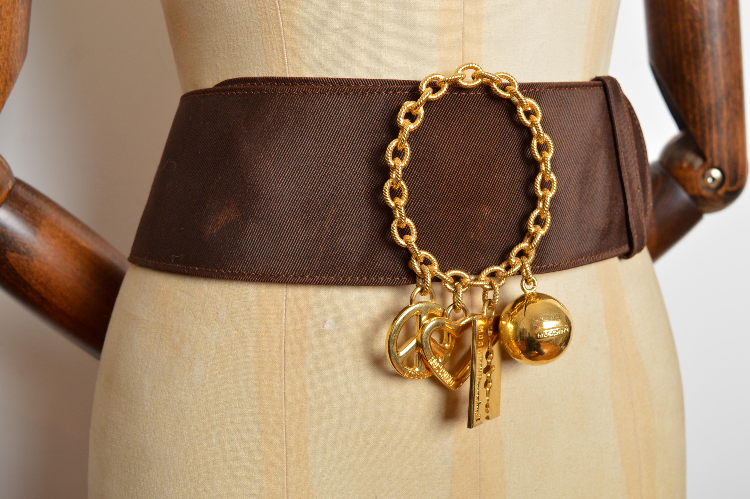 Cintura d'archivio degli anni '80 Moschino in jacquard marrone e charme d'oro In condizioni buone in vendita a Sheffield, GB