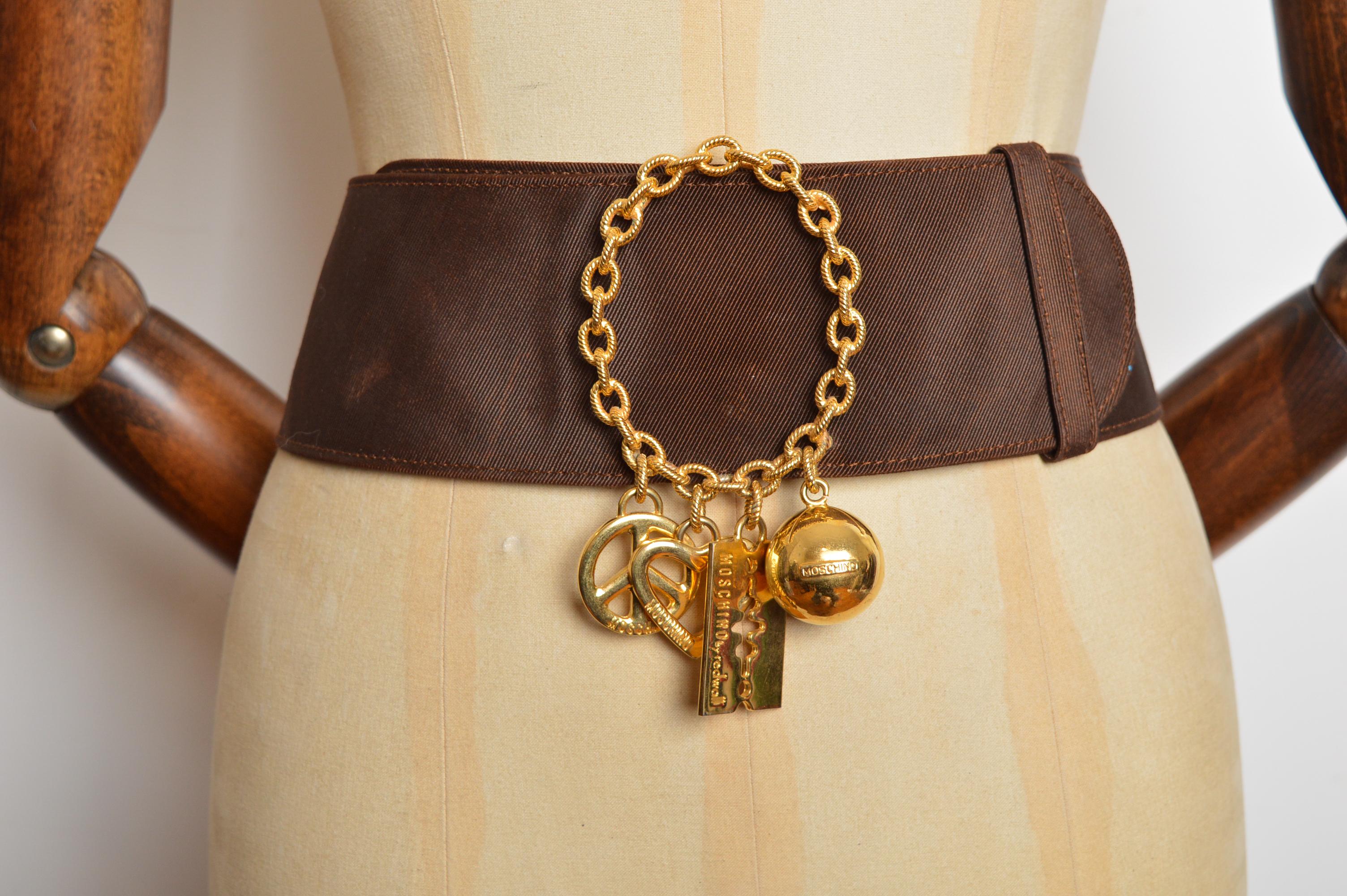 Donna Cintura d'archivio degli anni '80 Moschino in jacquard marrone e charme d'oro in vendita