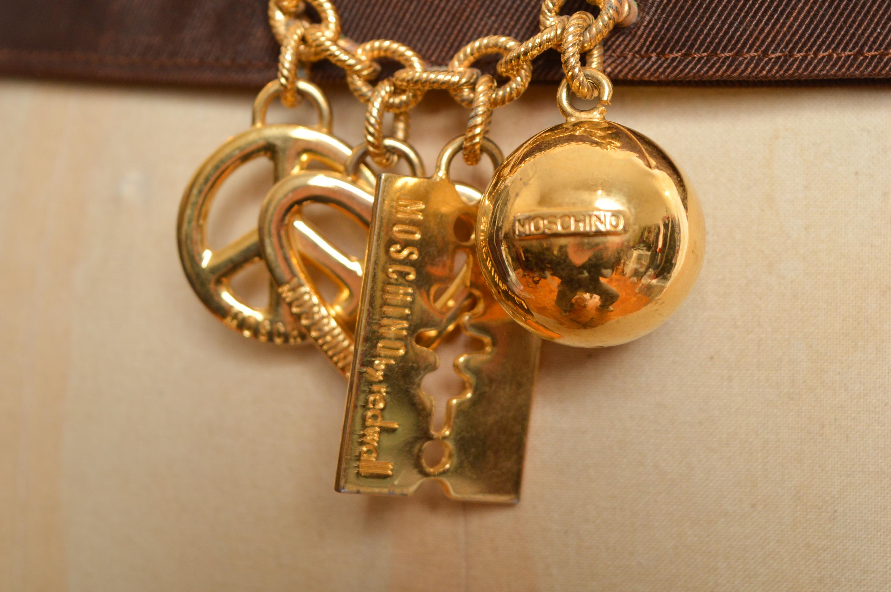 Cintura d'archivio degli anni '80 Moschino in jacquard marrone e charme d'oro in vendita 1