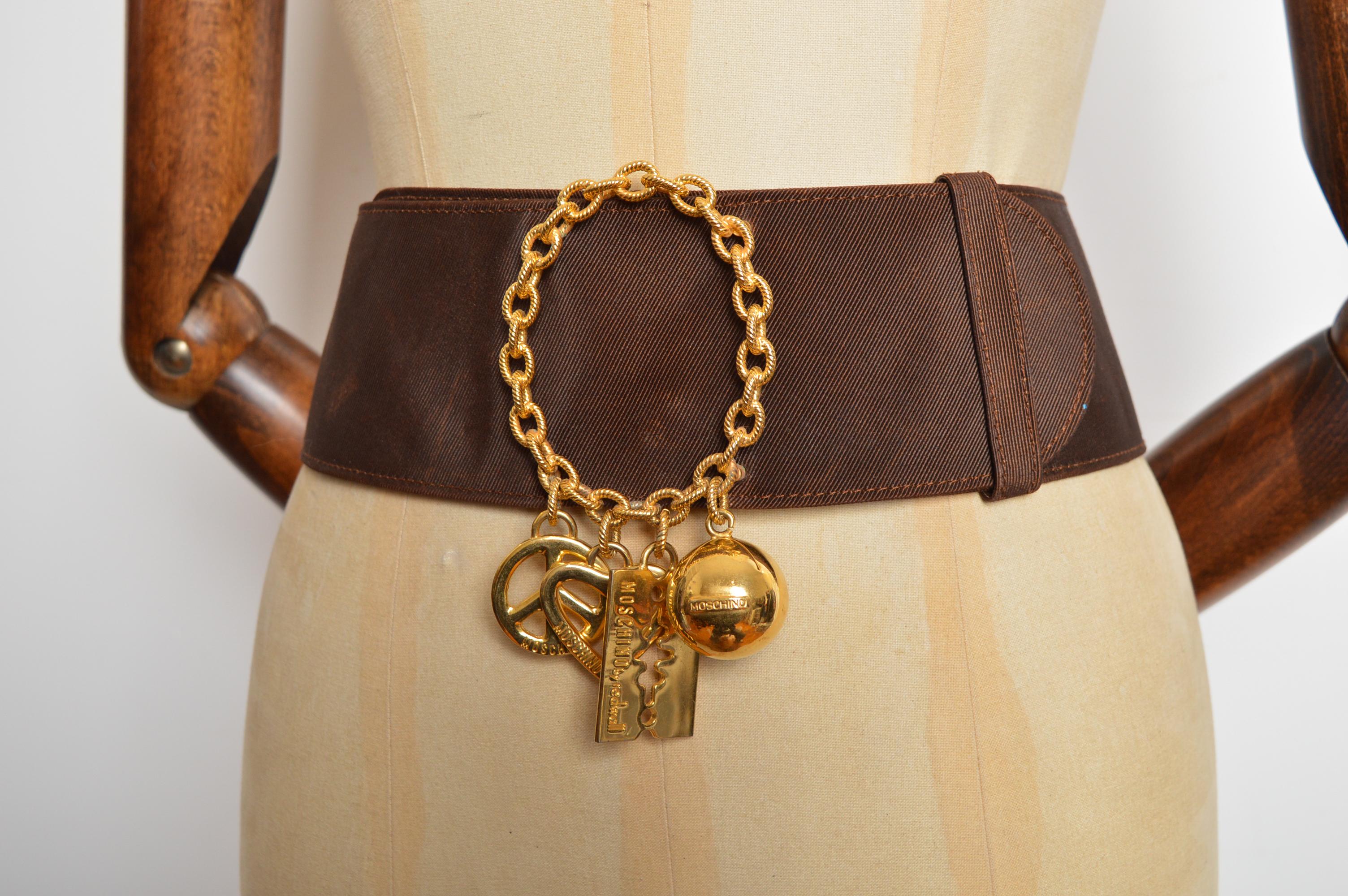 Cintura d'archivio degli anni '80 Moschino in jacquard marrone e charme d'oro in vendita 2