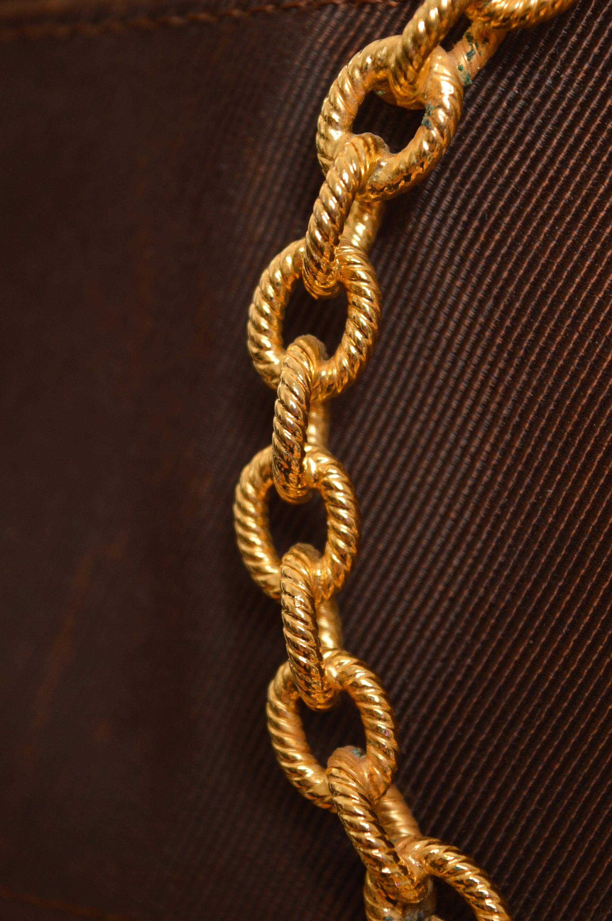 Cintura d'archivio degli anni '80 Moschino in jacquard marrone e charme d'oro in vendita 3