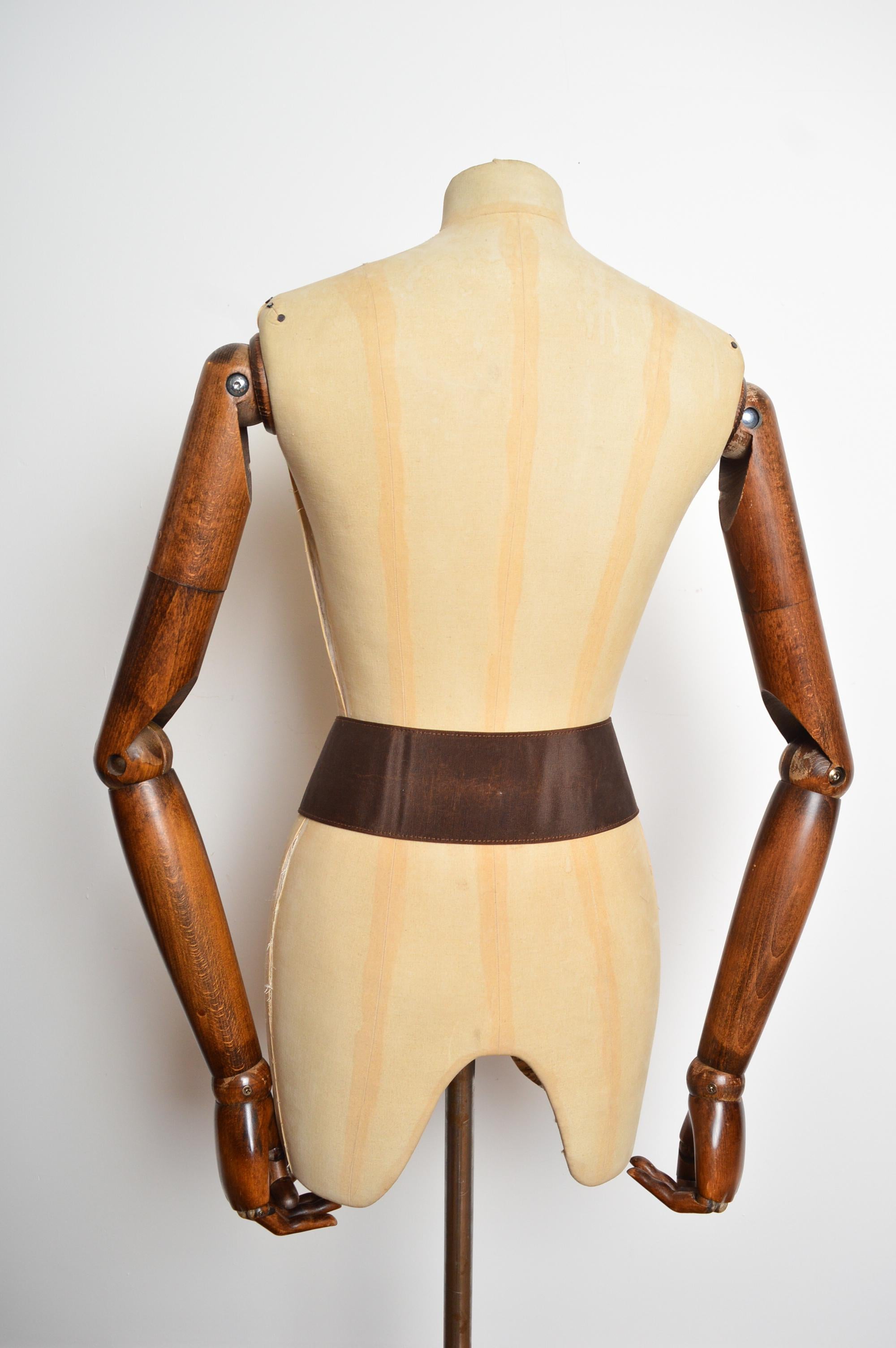 Cintura d'archivio degli anni '80 Moschino in jacquard marrone e charme d'oro in vendita 4