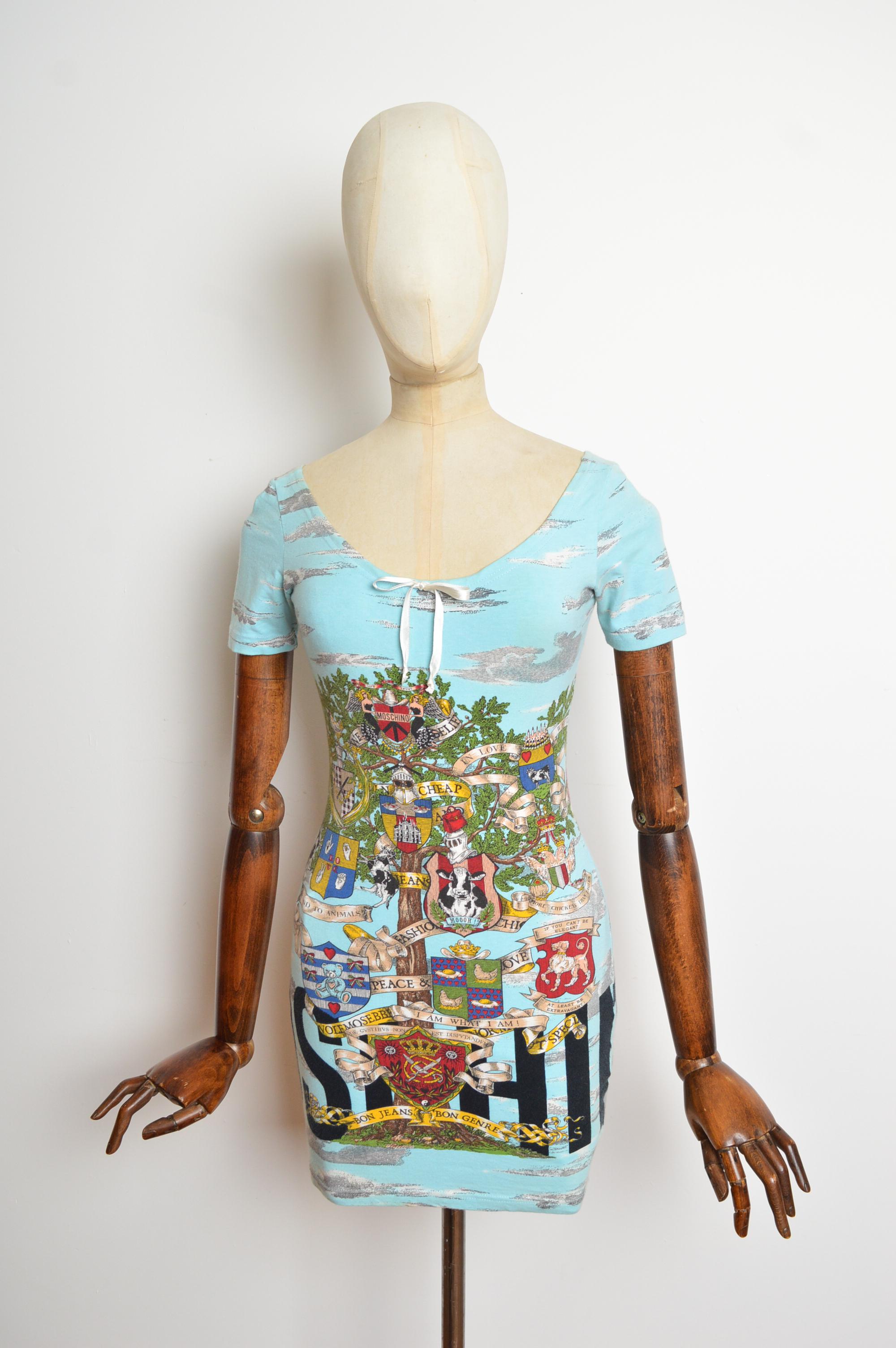 Minikleid mit Wolkenmuster von Moschino aus den 1990er Jahren mit kurzen Ärmeln, Zugband am Kragen und Mikro-Mini-Saum. Der Druck ist so lustig!
Empfohlene Größe; U.K. 6-8 (XS-S)
Die Maße sind in Zoll ('') angegeben.
Nacken bis Saum; 28