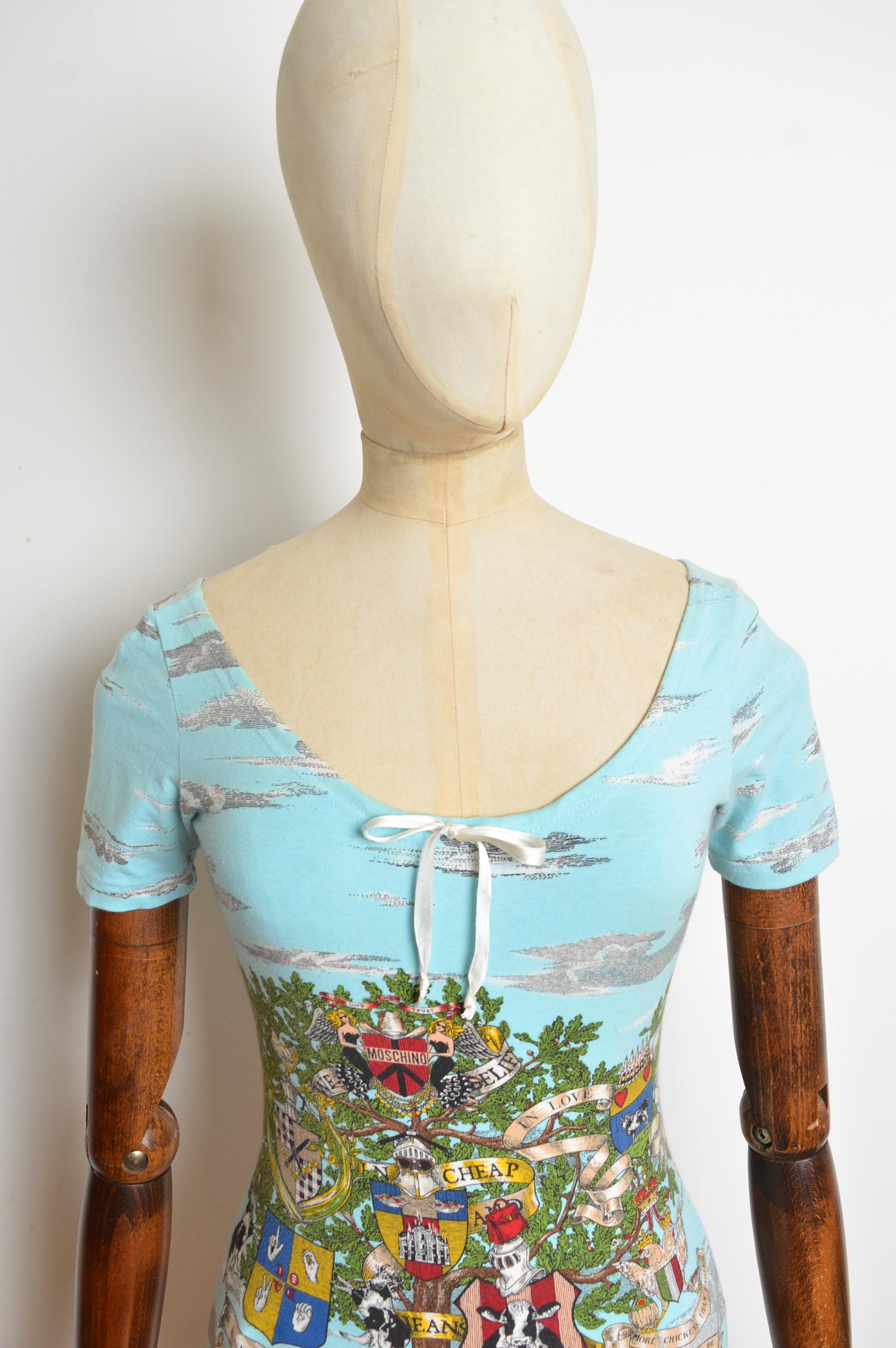 Archiv 1990er Moschino Cloud Print Jersey Buntes Baby Blau Mikro-Minikleid (Grau) im Angebot