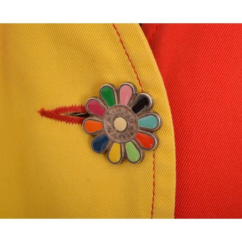 Superb, Rare colourful 1990's Moschino Two Piece set, comprising of a button down vest & matching high waisted cotton shorts. 

MADE IN ITALY

Features:
High waisted shorts
x4 pocket design shorts
Gold tone flower buttons & hardware
Enamel detailed
