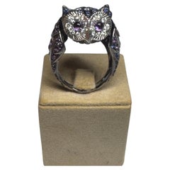 Vintage-Ring von Boucheron aus 18-karätigem Weißgold mit Saphir, Amethyst und Diamanten in Form einer Noctua-Eule