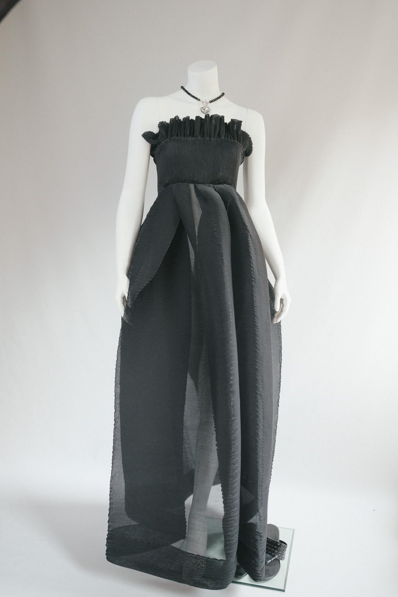 Archival Couture Anfang 1988 Romeo Gigli plissiertes Pliss-Kleid
Verrücktes schwarzes, plissiertes, halbdurchsichtiges Origami-Kleid
Tailliertes Oberteil mit Rüschenknopf und Rüschendetail
Extravaganter halbdurchsichtiger Origamirock mit