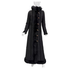 Abrigo largo con capucha de piel de oveja con el monograma de Gucci x Tom Ford, colección Otoño-Invierno 1997, talla 40 italiana