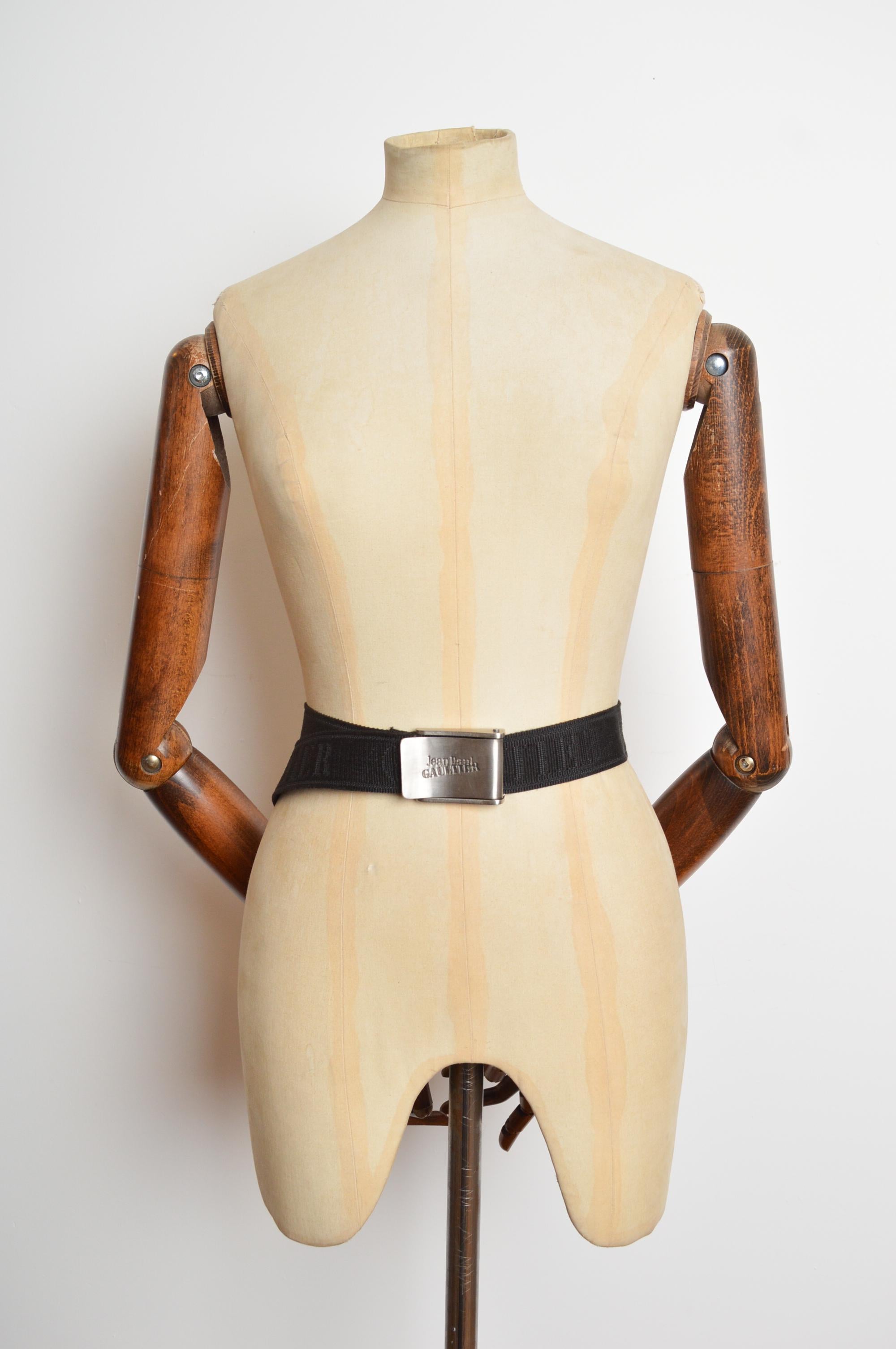 Cinturón Jean Paul Gaultier vintage de archivo.
(circa 1990-2000)
En nylon jacquard negro.
Presenta un cierre de hebilla de acero totalmente ajustable de la firma JPG y una correa con punta de cuero negro. 
Las medidas se indican en pulgadas