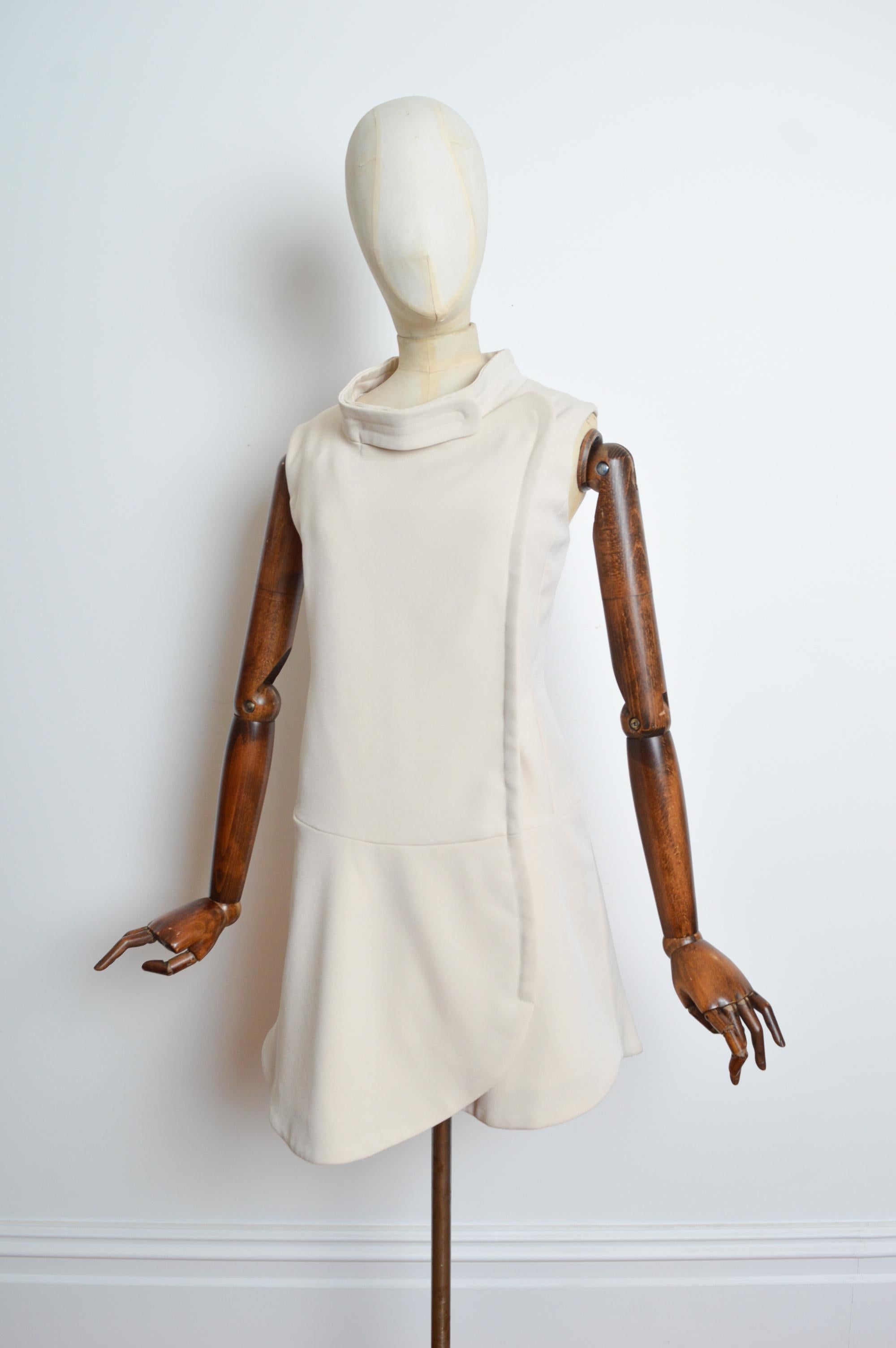Women's Fall 2009 MiuMiu Vintage Cream Space Age Mod Mini Dress - 1960's Style Shift For Sale