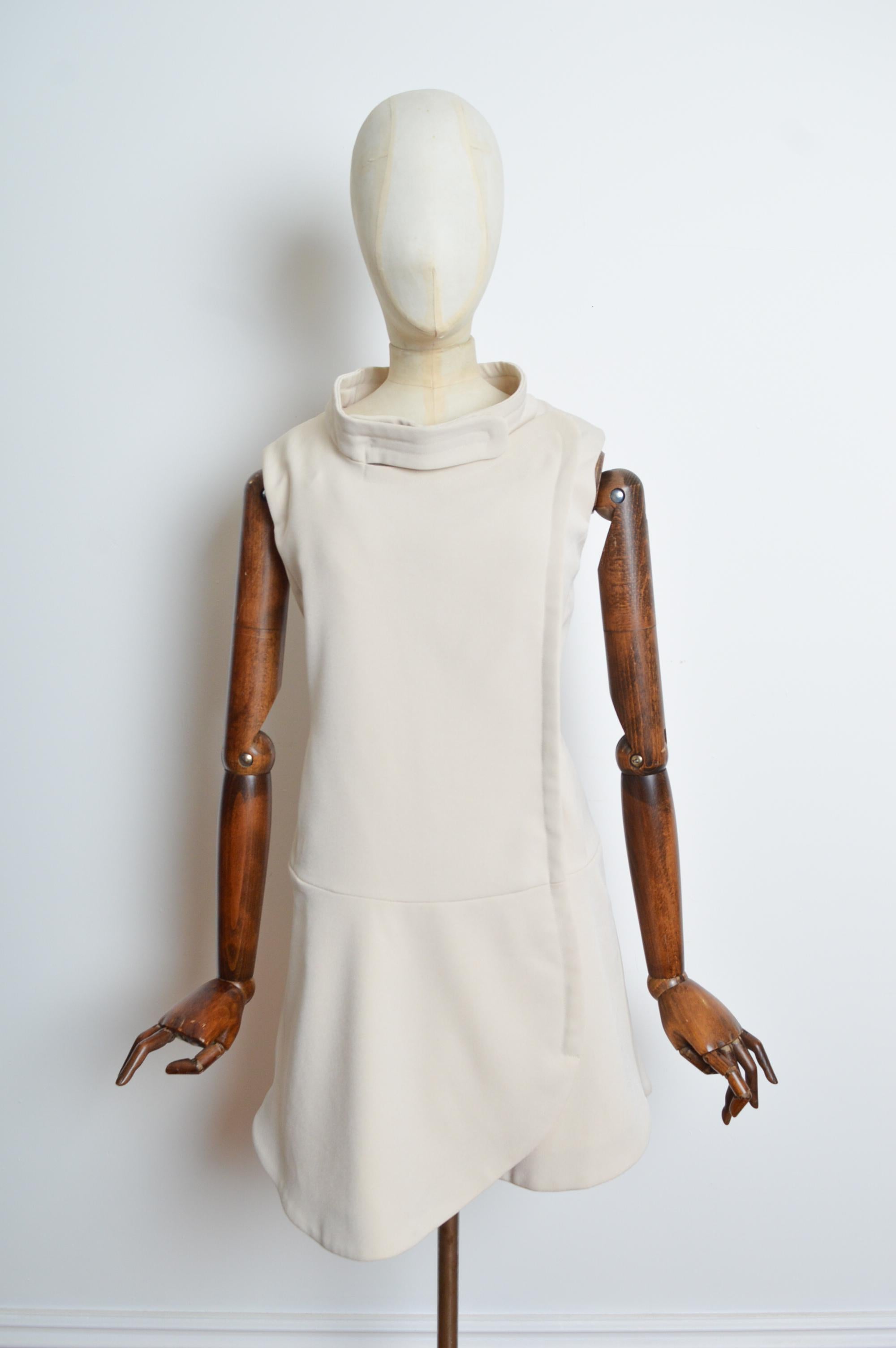 Fall 2009 MiuMiu Vintage Cream Space Age Mod Mini Dress - 1960's Style Shift For Sale 3