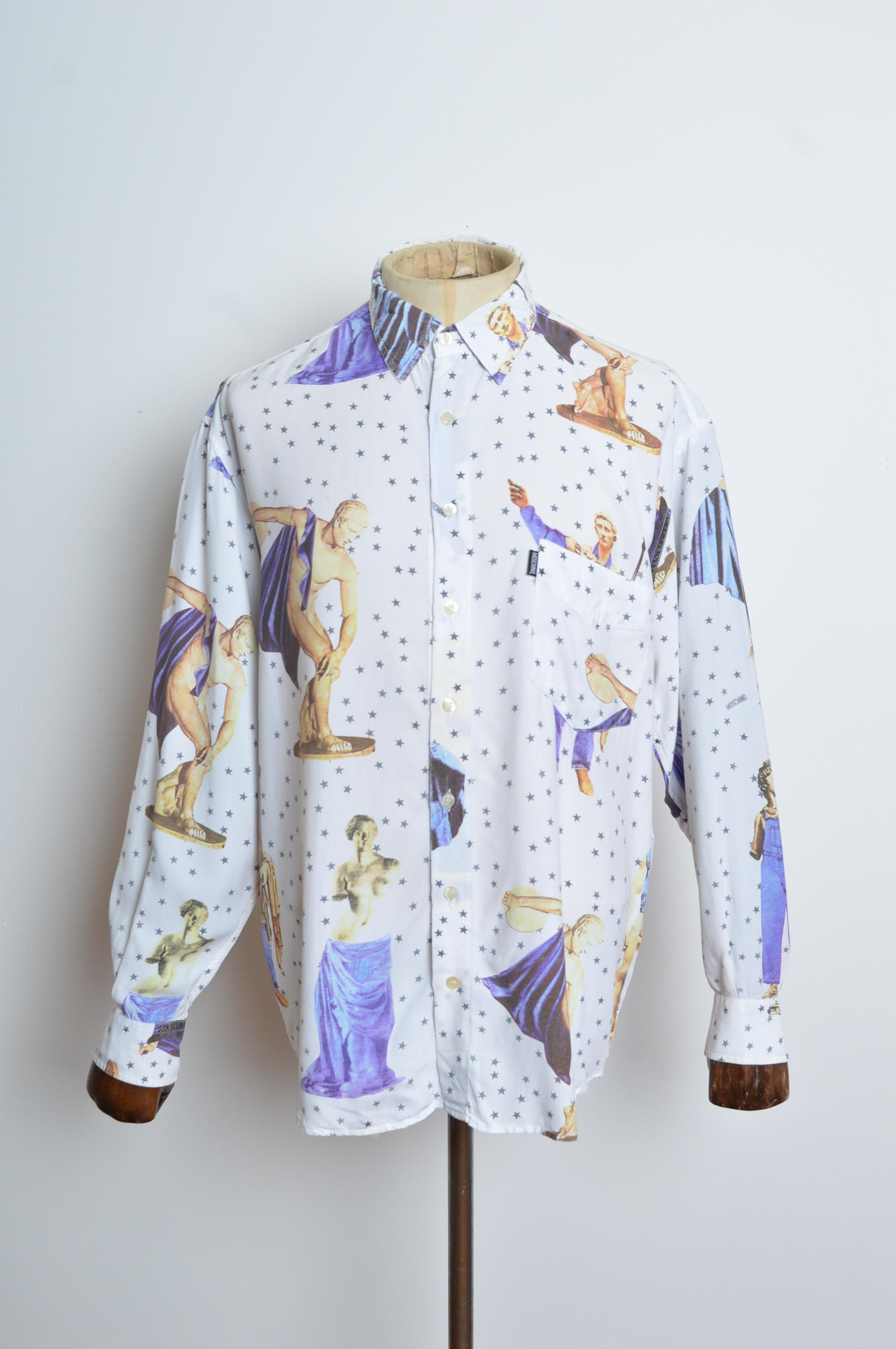 Archival MOSCHINO weißes Römisches Reich Skulptur Druck Rayon Shirt um 1990. (Grau) im Angebot