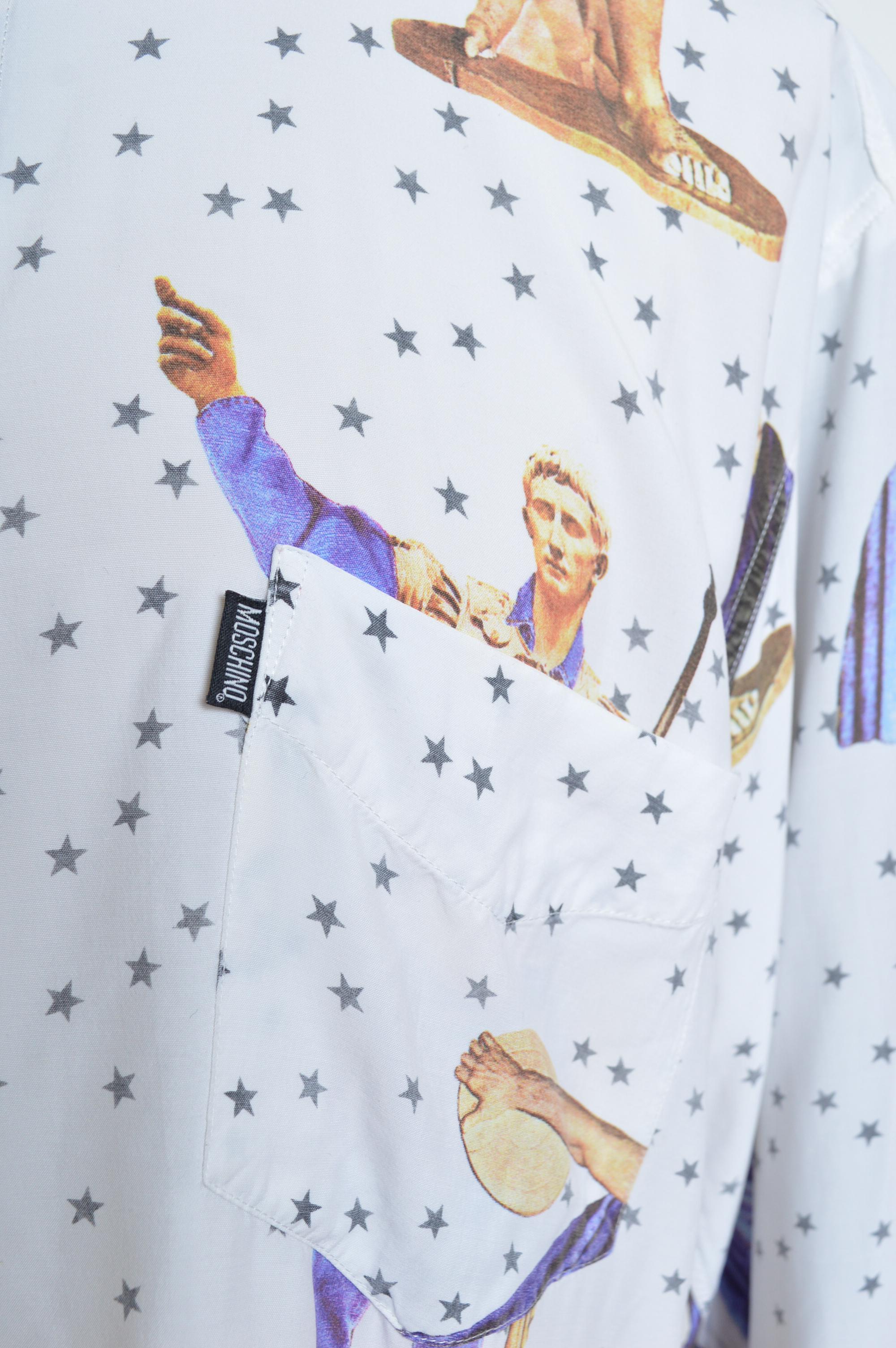 Archival MOSCHINO weißes Römisches Reich Skulptur Druck Rayon Shirt um 1990. Herren im Angebot