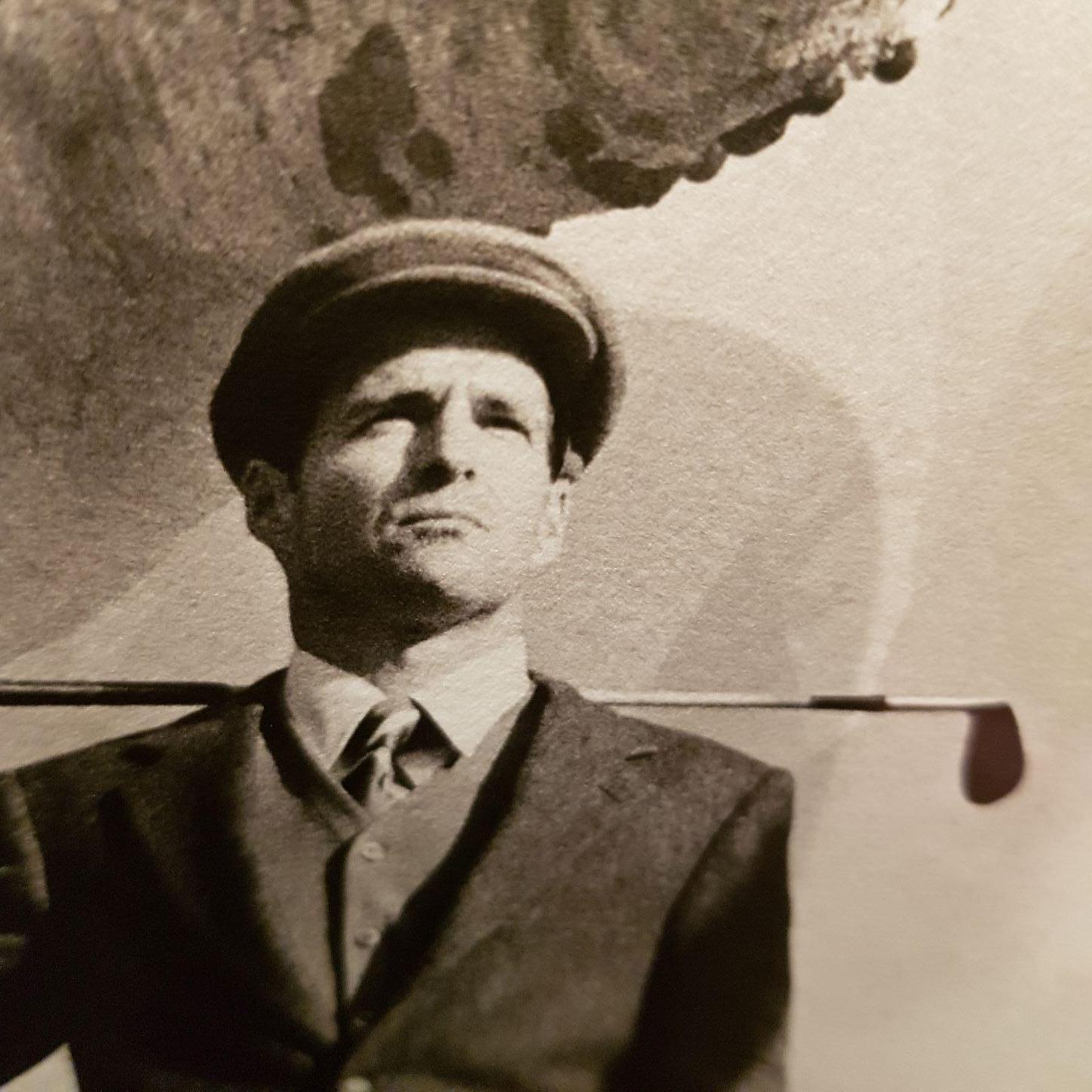 Archivdruck 'Golfer im Baum
Ausgabe 5/25
Pebble Beach, C.A., Vereinigte Staaten von Amerika 1998

Rodney Smith war ein bekannter Fotograf, dessen skurrile Arbeiten zu Vergleichen mit denen des surrealistischen Malers Rene Magritte einluden. Er