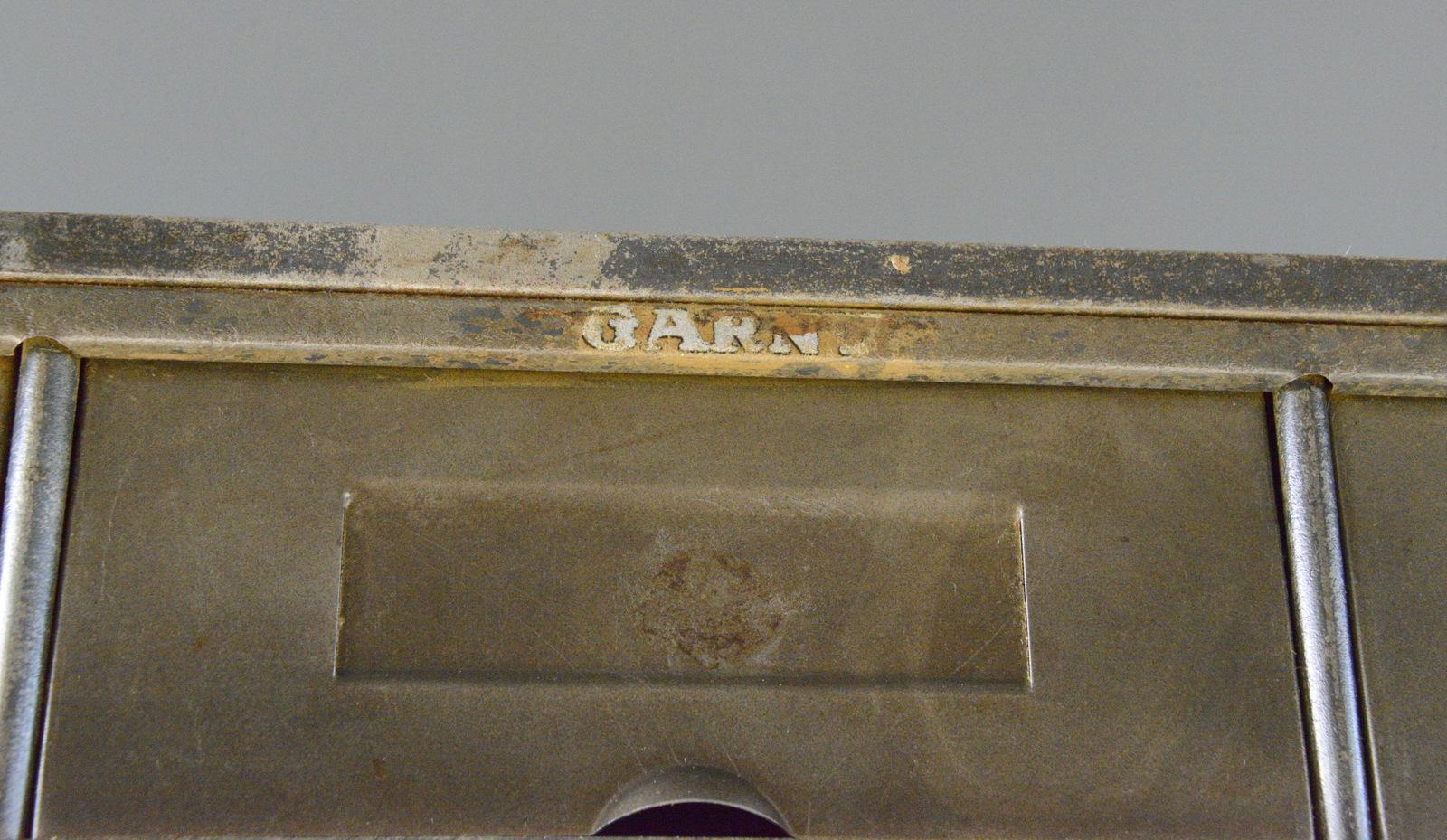 Armadi d'archivio di Franz Garny, circa anni '30

- 45 scompartimenti ribaltabili
- 3 scomparti aperti più grandi sul fondo
- Recuperato dagli uffici brevetti tedeschi di Monaco
- Realizzato da Franz Garny, Francoforte
- Tedesco ~ Anni '30
- 80 cm