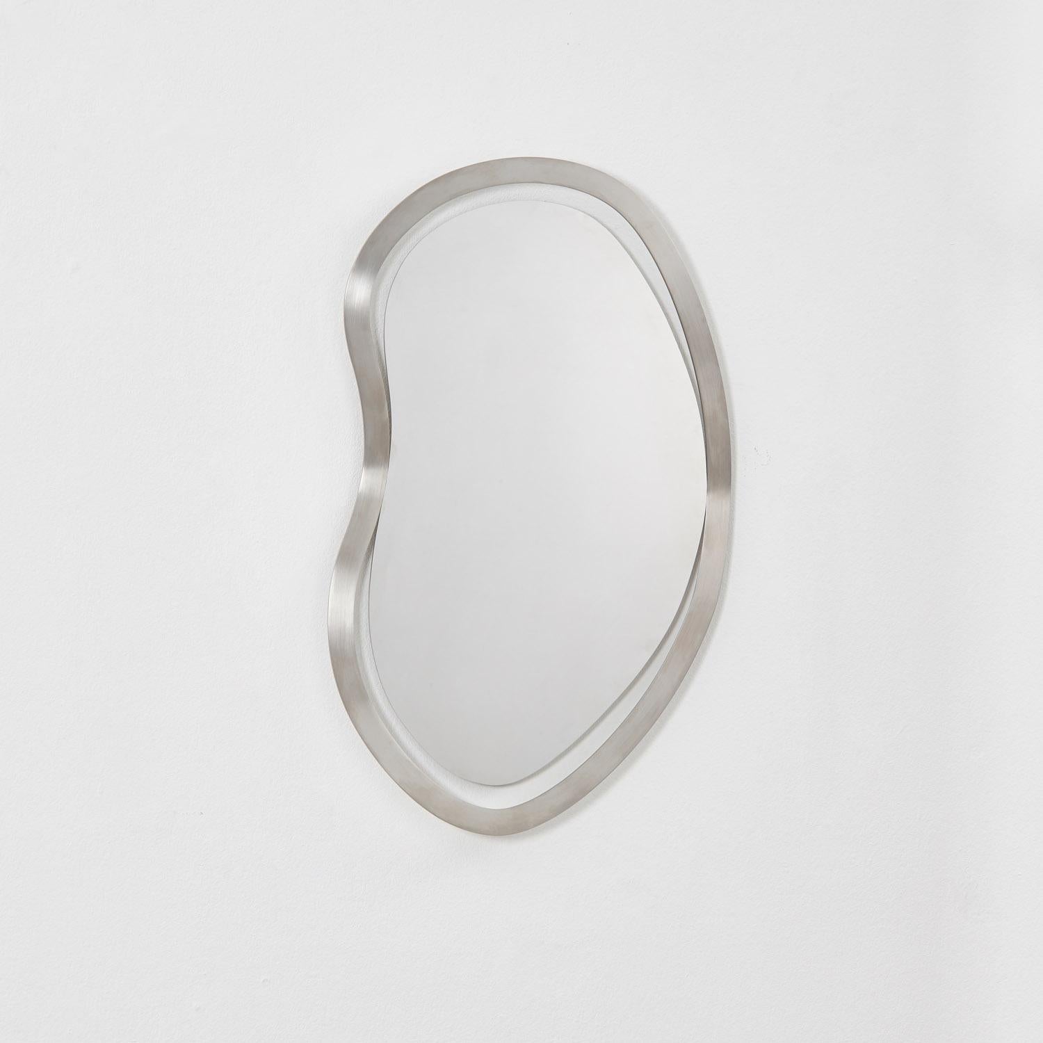 Fabriqué sur commande par Archive for Space, Mirror 002 évoque un processus de découpe, de pliage et de polissage avec curiosité. Conçue dans un contexte domestique, sa forme organique en forme de rein remet en question le caractère industriel de
