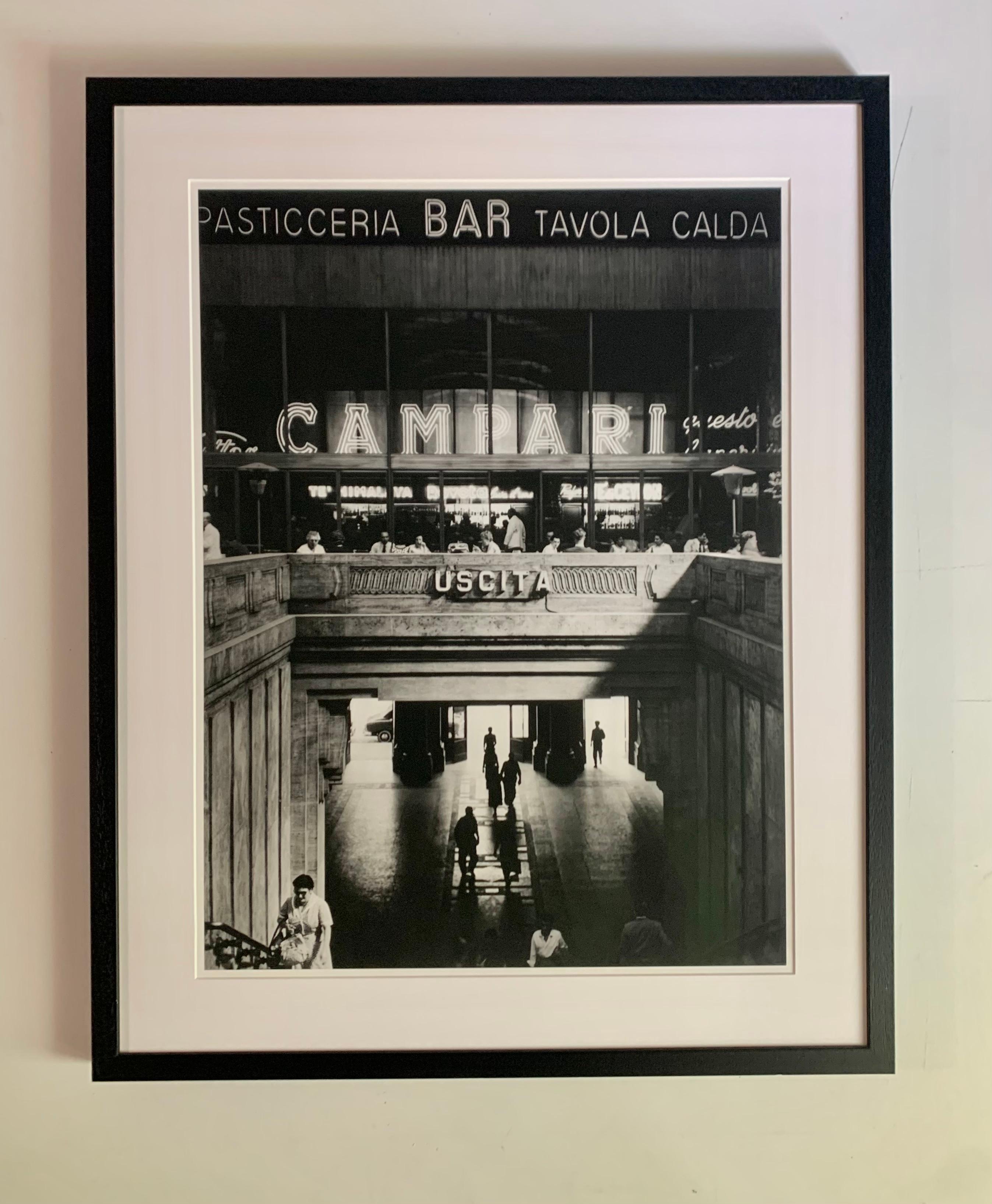 Gerahmter und archivtauglicher Pigmentdruck „Milano Bar“  – Photograph von Archive Fur Kunst Und Geschichte