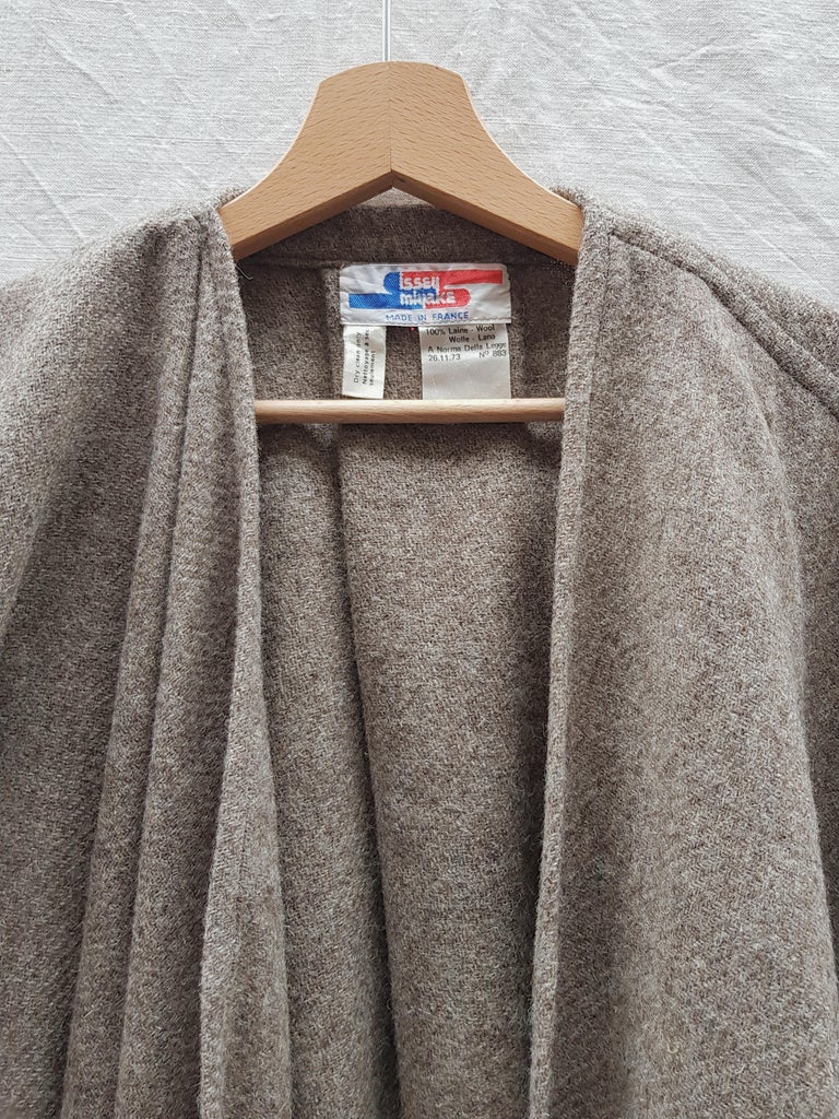Heavy wool cocoon coat by Issey Miyake, an archive piece!

-Heather beige/grey
-Pleat detail on back
-Oversize fitting
-Made in France
-100% Wool 
-1976
-Estimated size: fits Small - Large / 34FR to a 46FR size
-Very good conditions