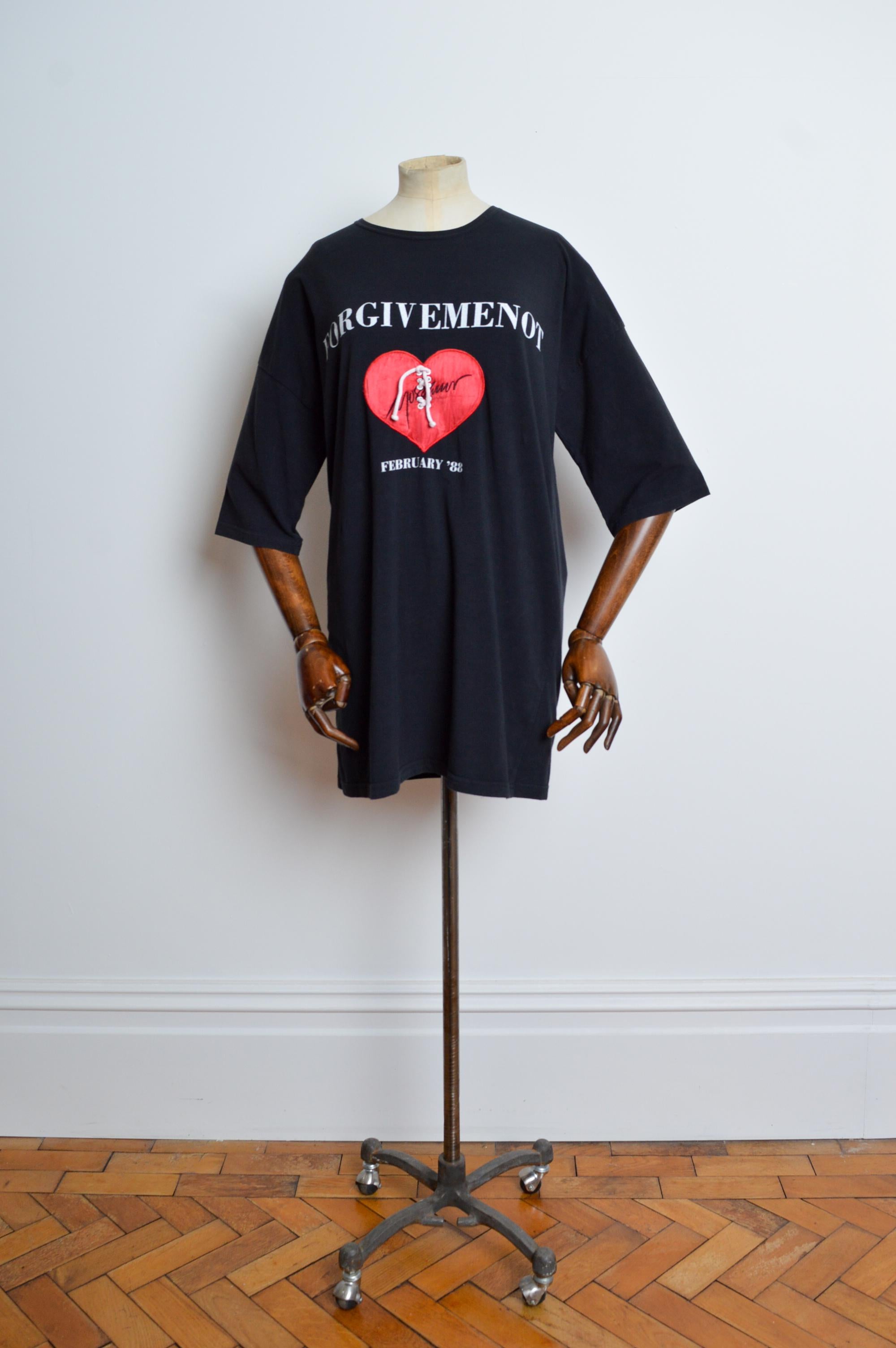 Maglietta oversize d'archivio Moschino febbraio 1988 'Forgive Me Not'.
Questa maglietta è stata disegnata da Franco Moschino, un sostenitore del movimento contro l'Aids per tutta la sua carriera. La maglietta è stata realizzata per commemorare gli