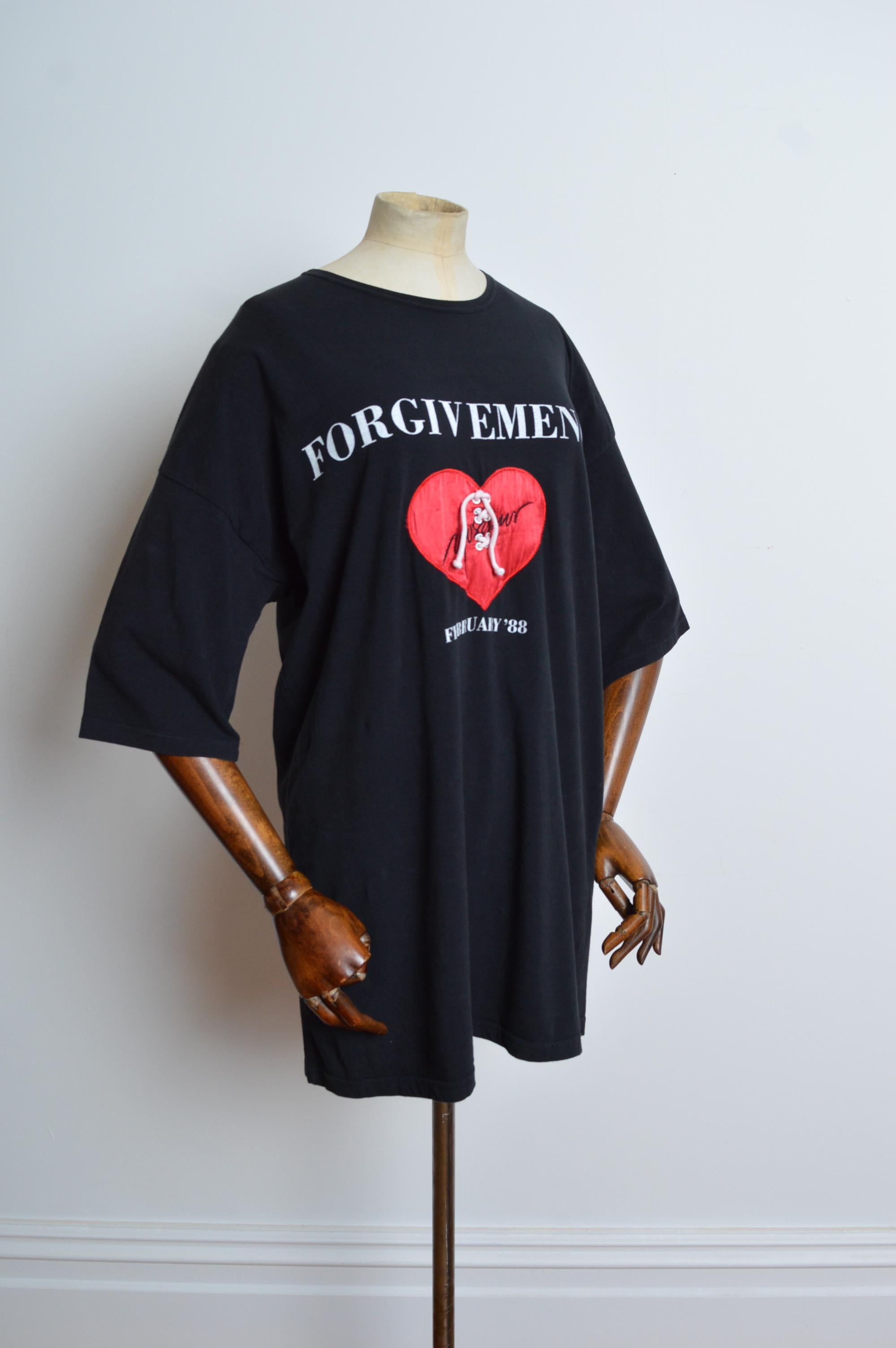 Archivio MOSCHINO 1988 Forgive Me Not LGBTQ Aids History - Maglietta oversize nera in vendita 1