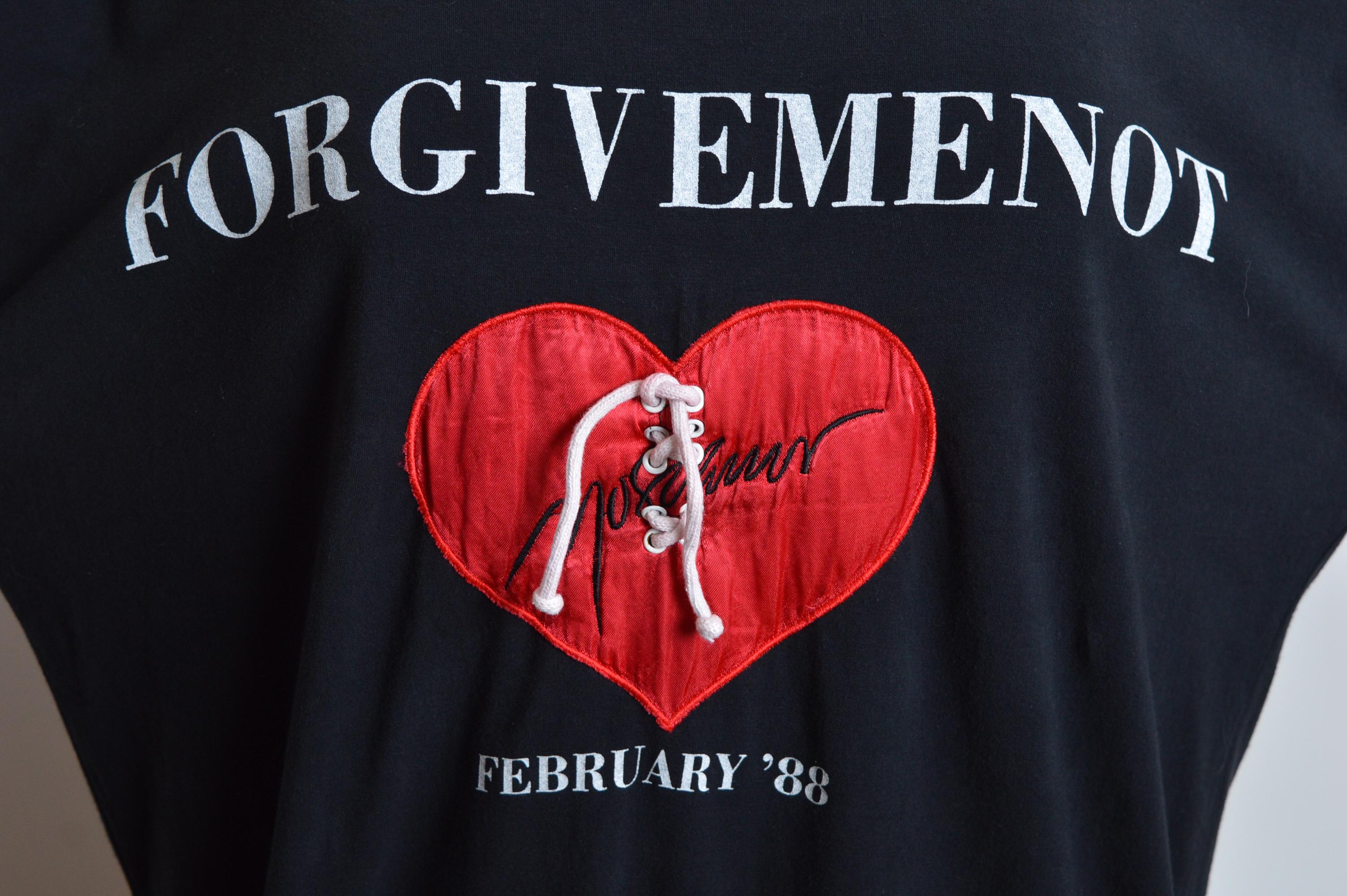 Archivio MOSCHINO 1988 Forgive Me Not LGBTQ Aids History - Maglietta oversize nera in vendita 4