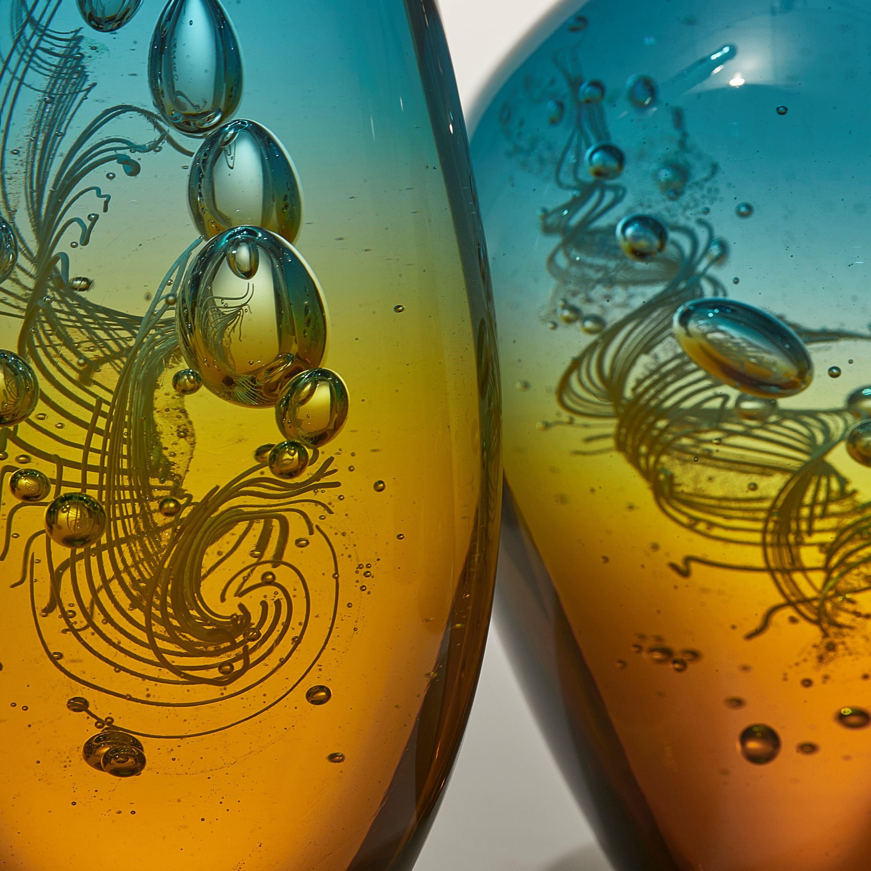 Archive of DNA: D7S820 Allel 1, Kunstwerk aus bernsteinfarbenem und aquafarbenem Glas von Louis Thompson (Handgefertigt) im Angebot