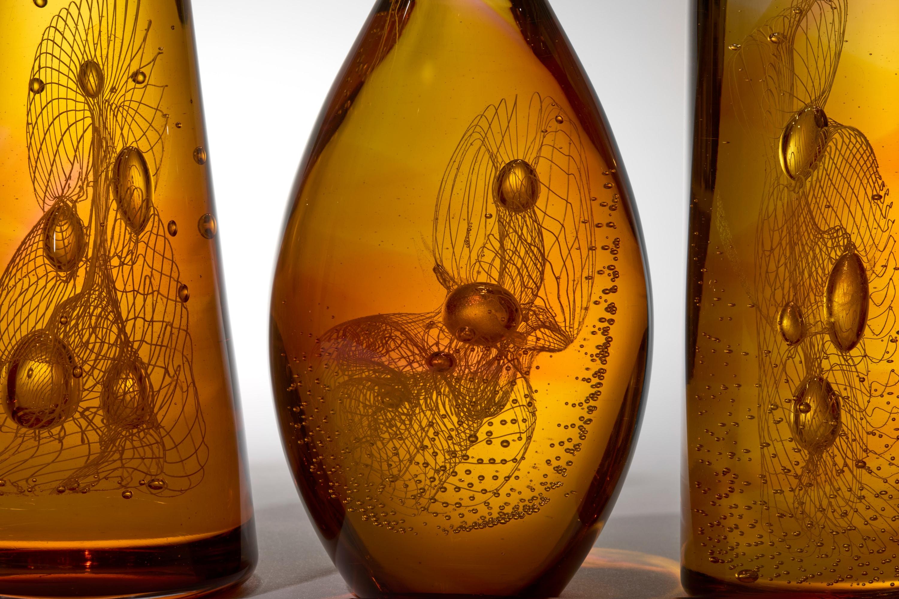 Fatto a mano Archive of Materials of Unknown Origin, an amber glass artwork by Louis Thompson in vendita