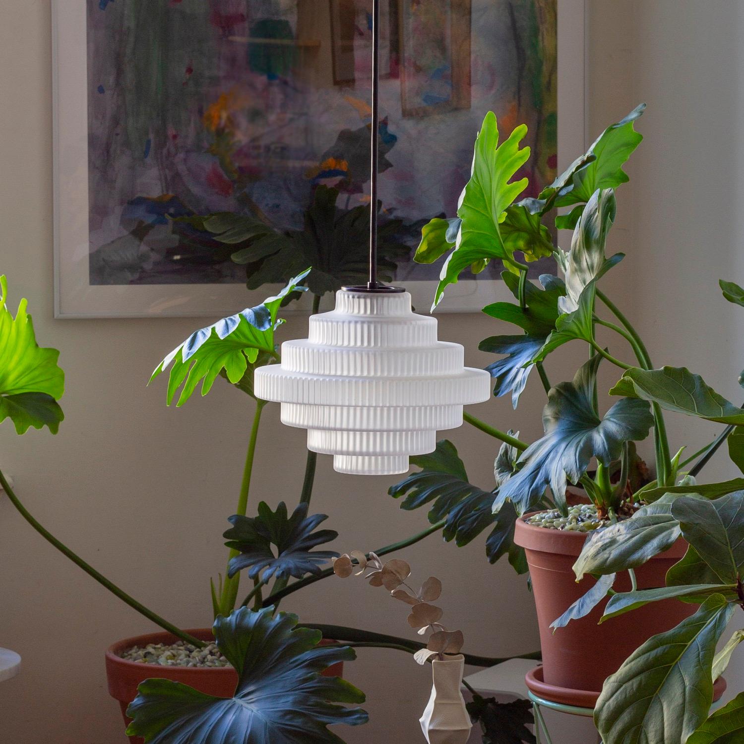 La lampada a sospensione Archive è un remix di immagini New Wave e motivi Art Deco. Ispirata all'architettura iconica di New York, la lampada in vetro soffiato è decisamente moderna, pur strizzando l'occhio a una ricca storia di stili