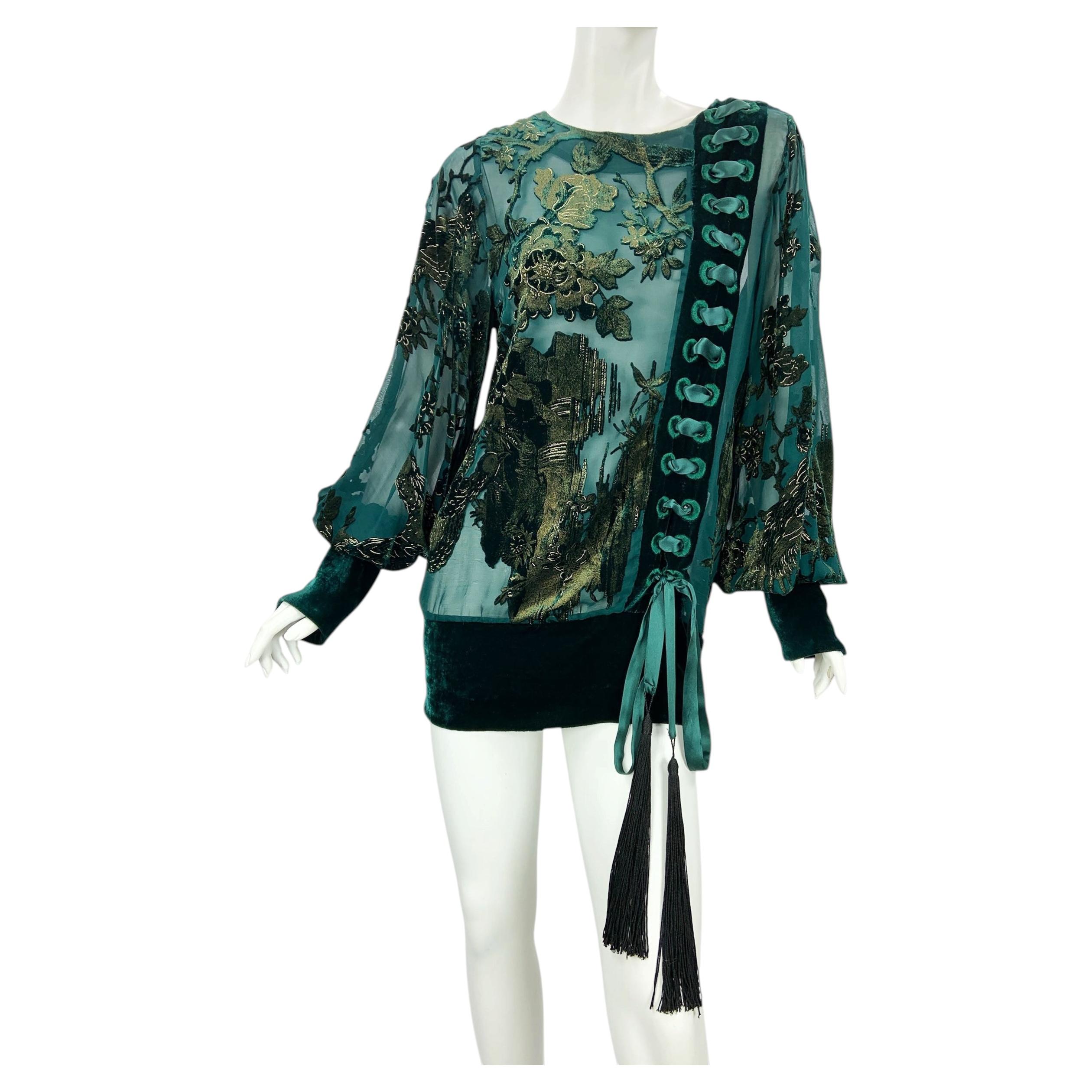 Archivo: Desfile de Roberto Cavalli Otoño-Invierno 2006. Top transparente de seda y terciopelo verde esmeralda 42