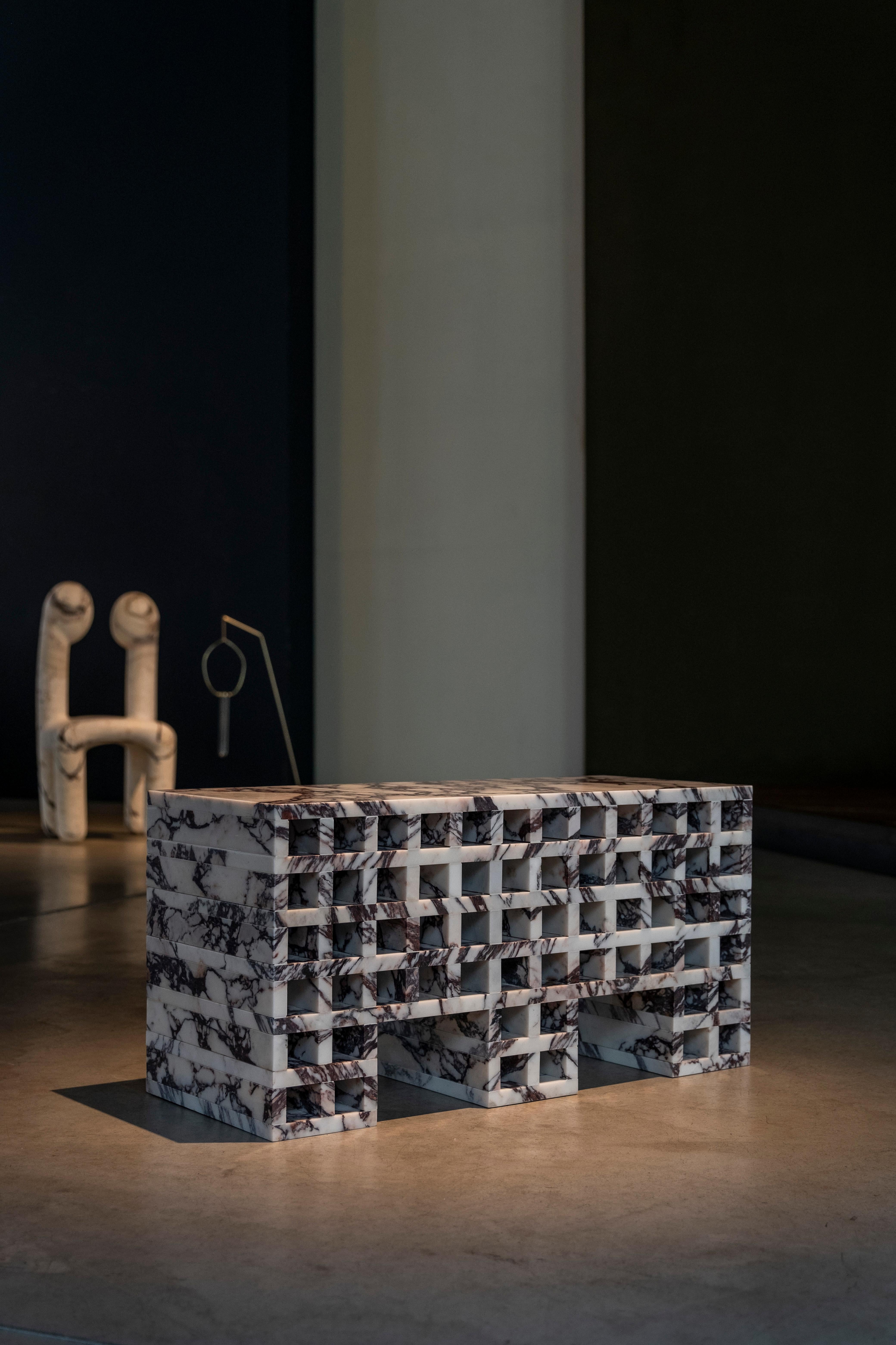 Table d'appoint d'archives par Cara Davide
MATERIAL : ALTO CALACATTA
Dimensions : H 38 x L 30 x P 74CM
2021

Archivio est une petite table d'appoint fabriquée à partir d'une seule feuille de marbre Calacatta Viola archivé.
Le projet a été développé