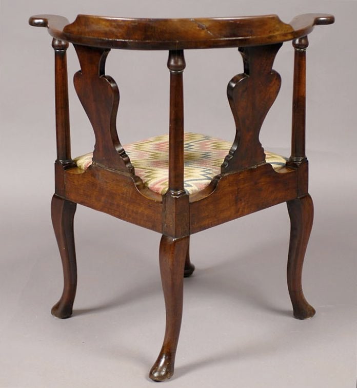 English Queen Anne Period Corner Chair in Walnut, c. 1720 3